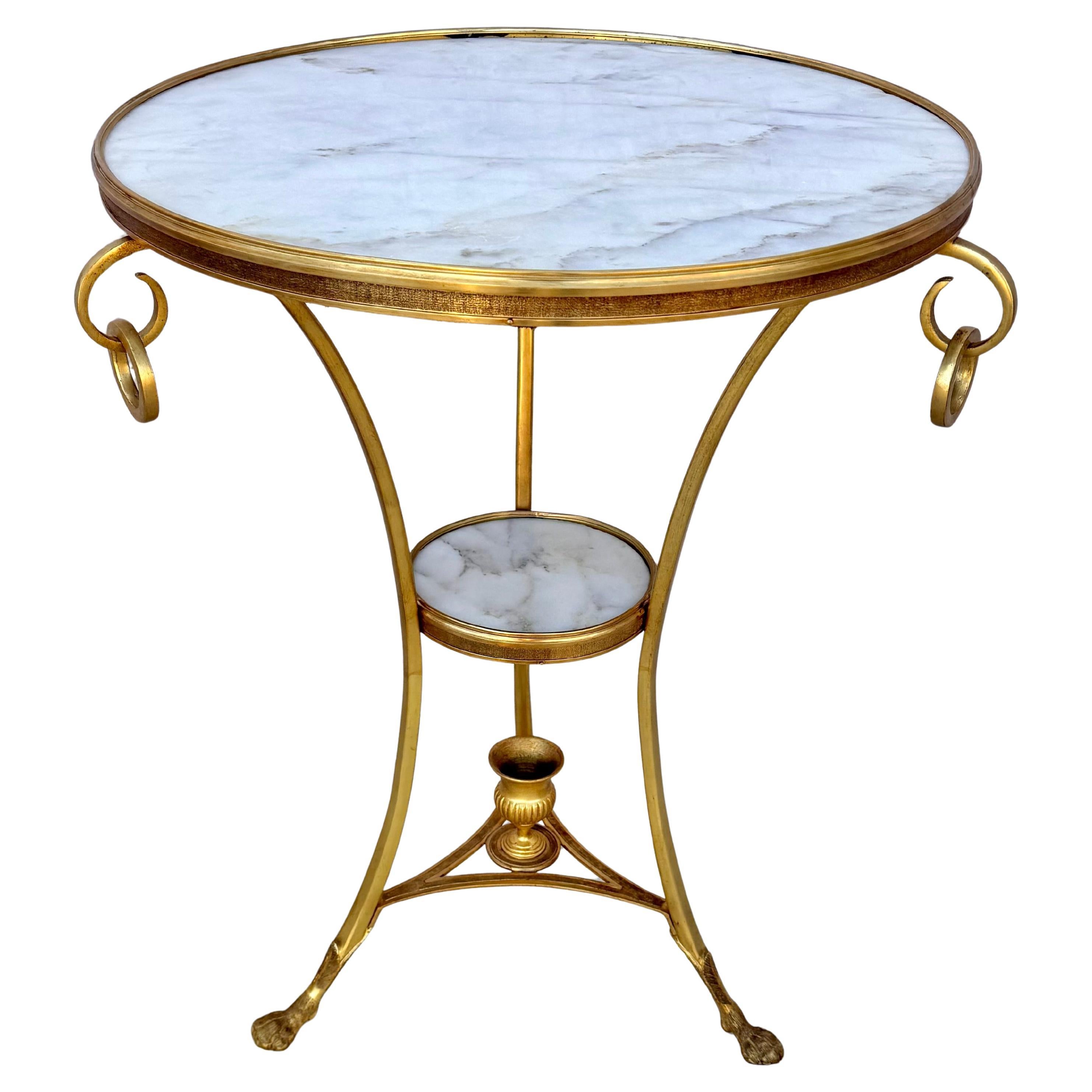 Doré Paire de tables Guèridon en bronze doré et marbre blanc en vente