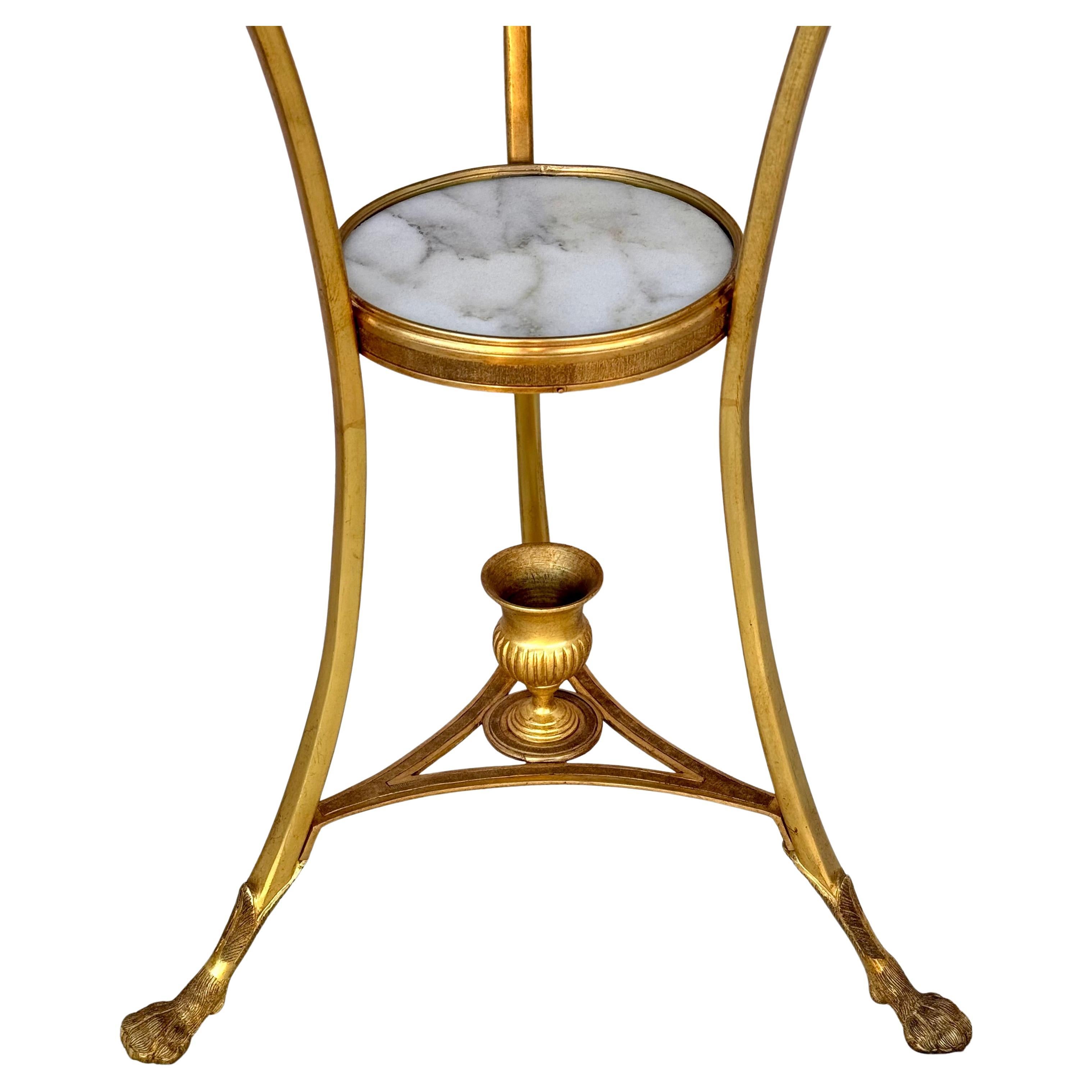 20ième siècle Paire de tables Guèridon en bronze doré et marbre blanc en vente