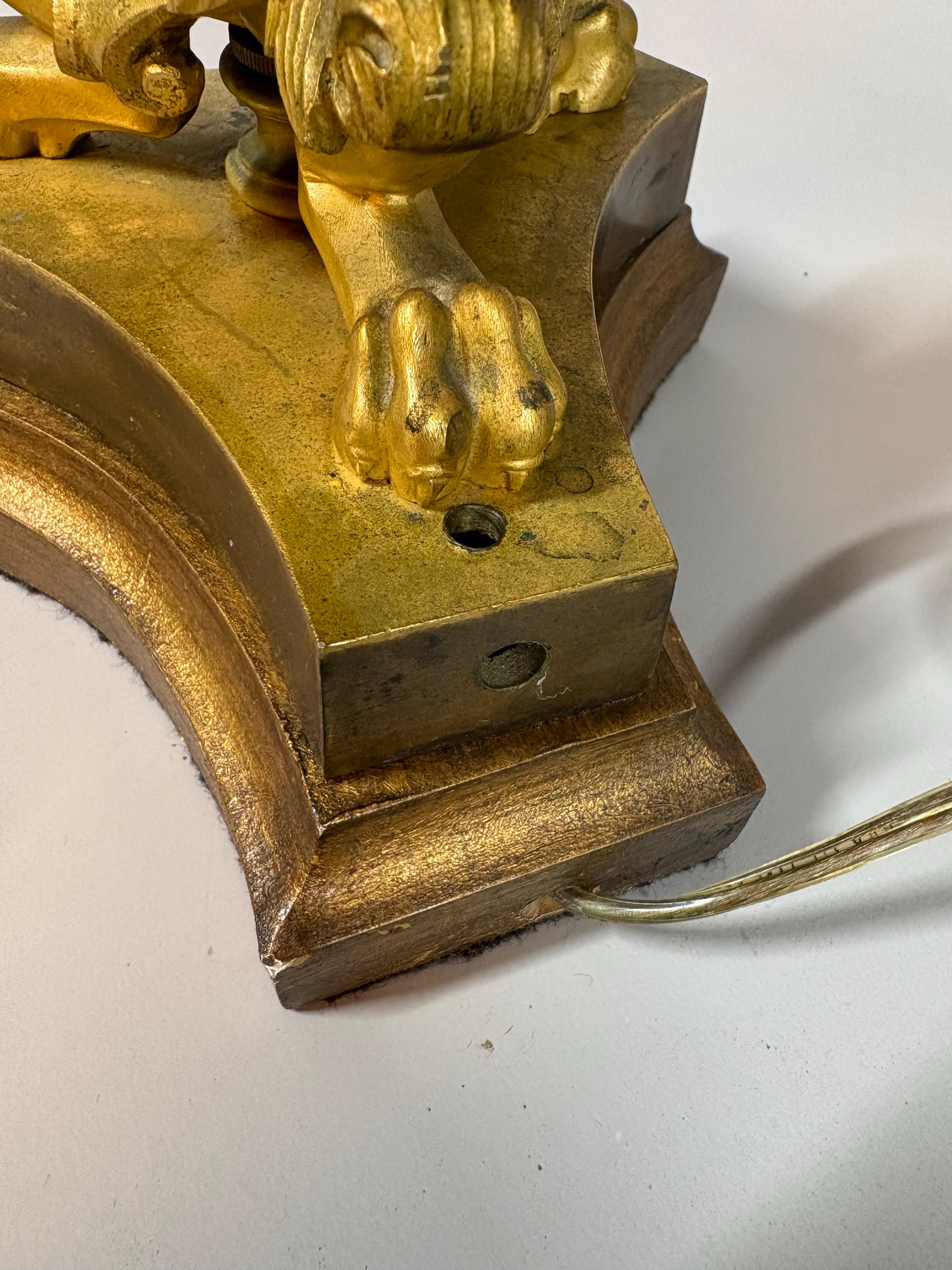 Ein Paar vergoldete Bronze-Kandelaber/Lampen im Empire-Stil, um 1860 im Angebot 5