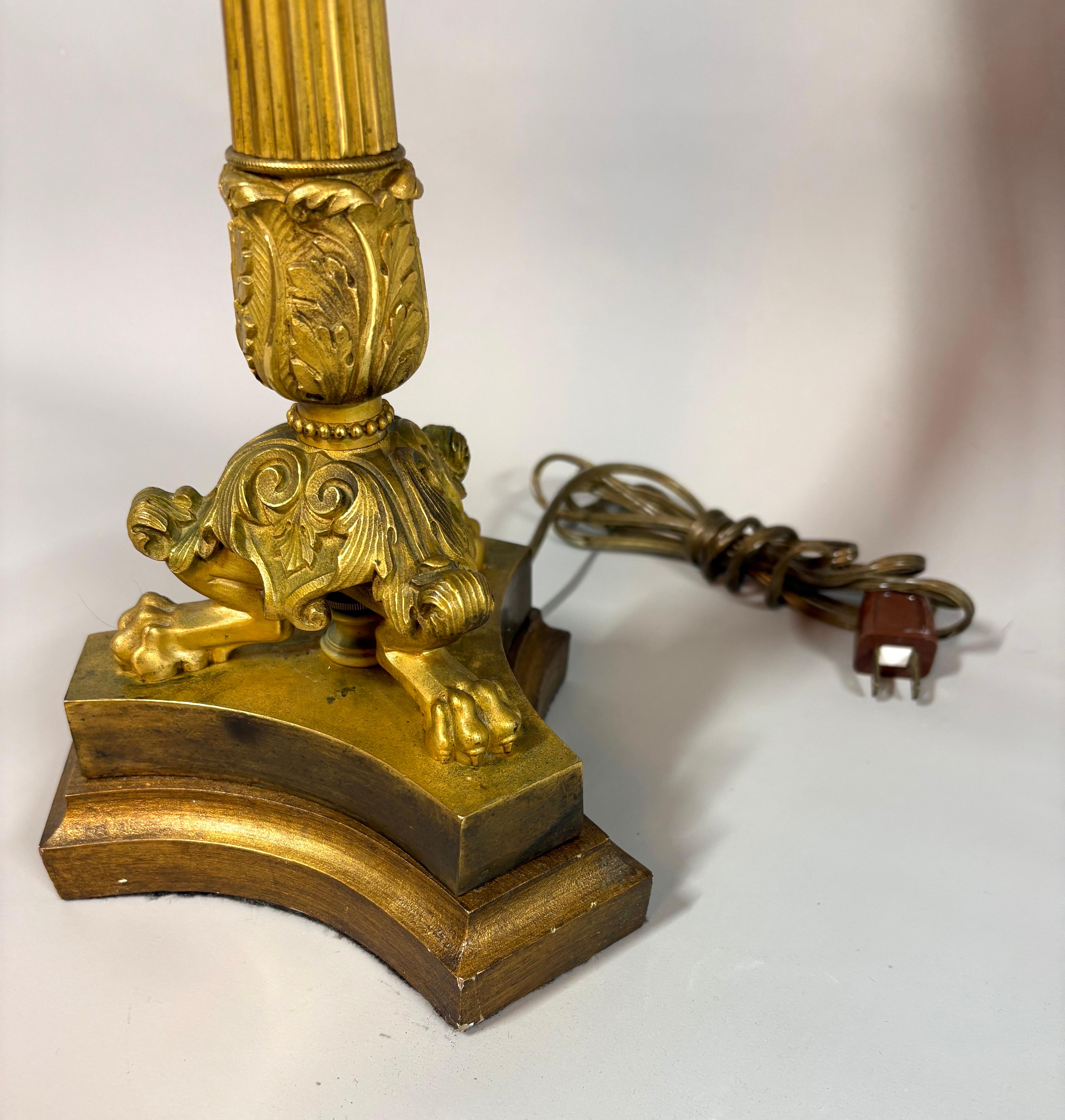 Ein Paar vergoldete Bronze-Kandelaber/Lampen im Empire-Stil, um 1860 im Angebot 6