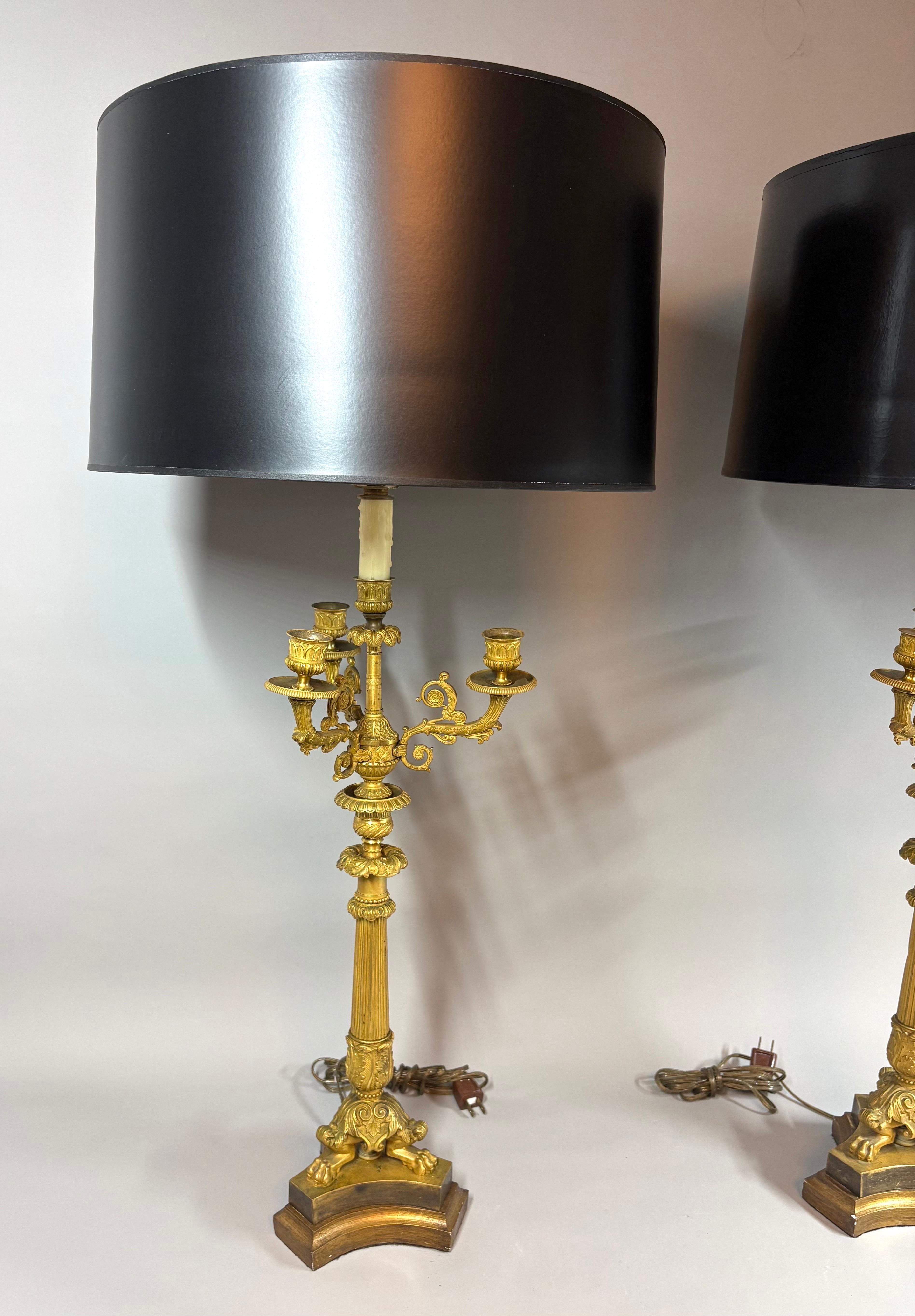 Ein Paar vergoldete Bronze-Kandelaber/Lampen im Empire-Stil, um 1860 (Französisch) im Angebot