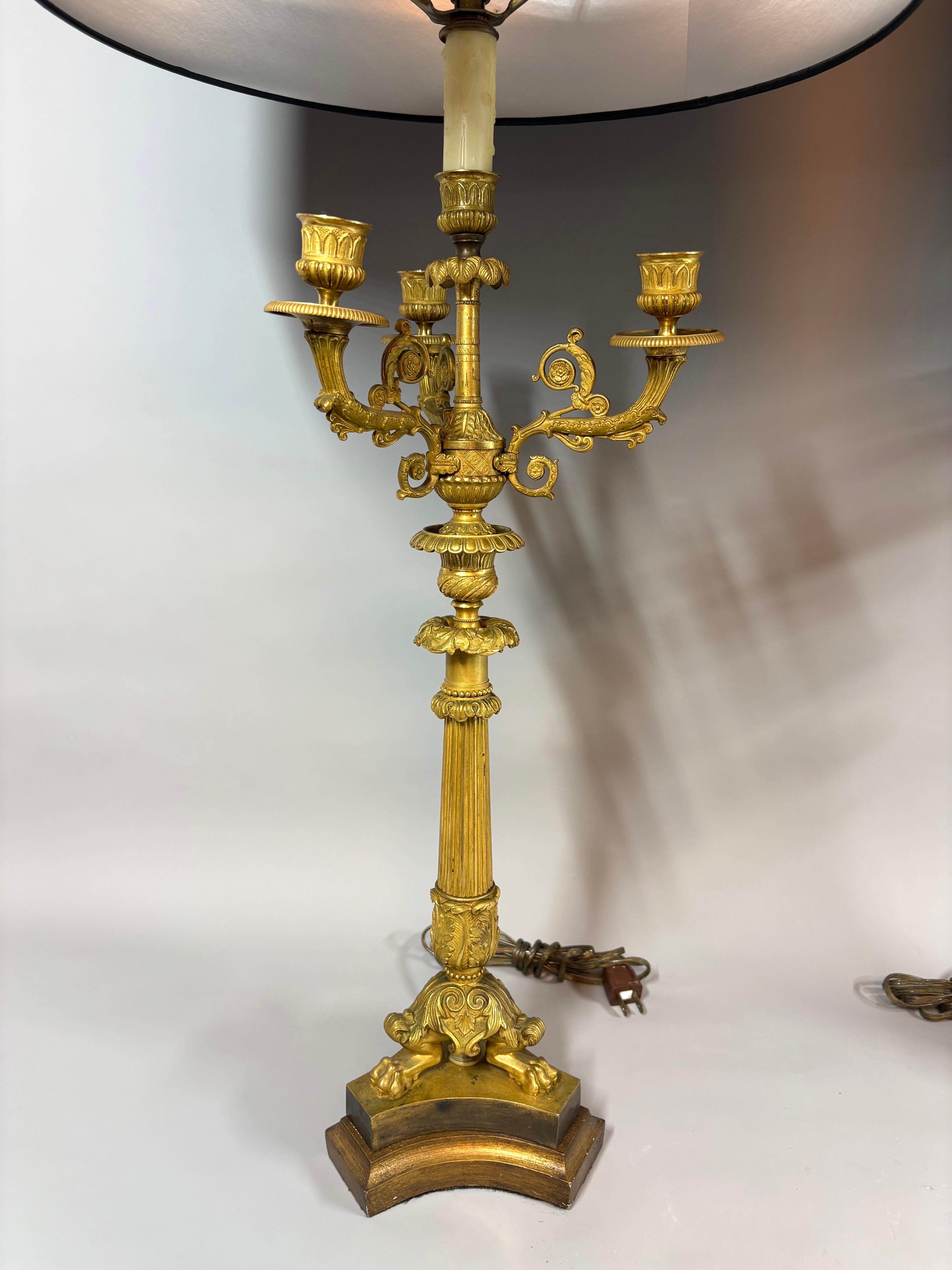 Ein Paar vergoldete Bronze-Kandelaber/Lampen im Empire-Stil, um 1860 im Zustand „Gut“ im Angebot in Sleepy Hollow, NY