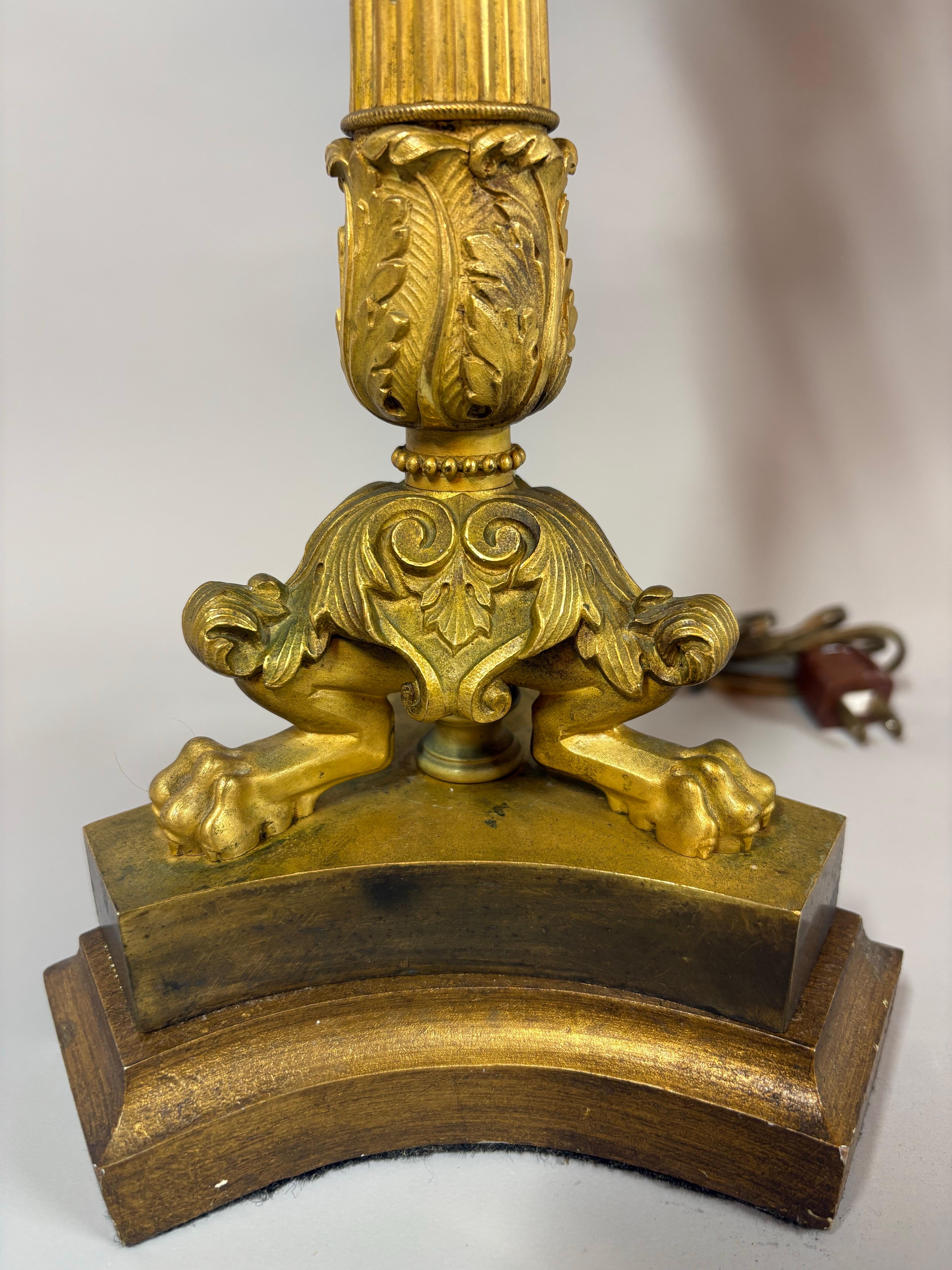 Ein Paar vergoldete Bronze-Kandelaber/Lampen im Empire-Stil, um 1860 (19. Jahrhundert) im Angebot