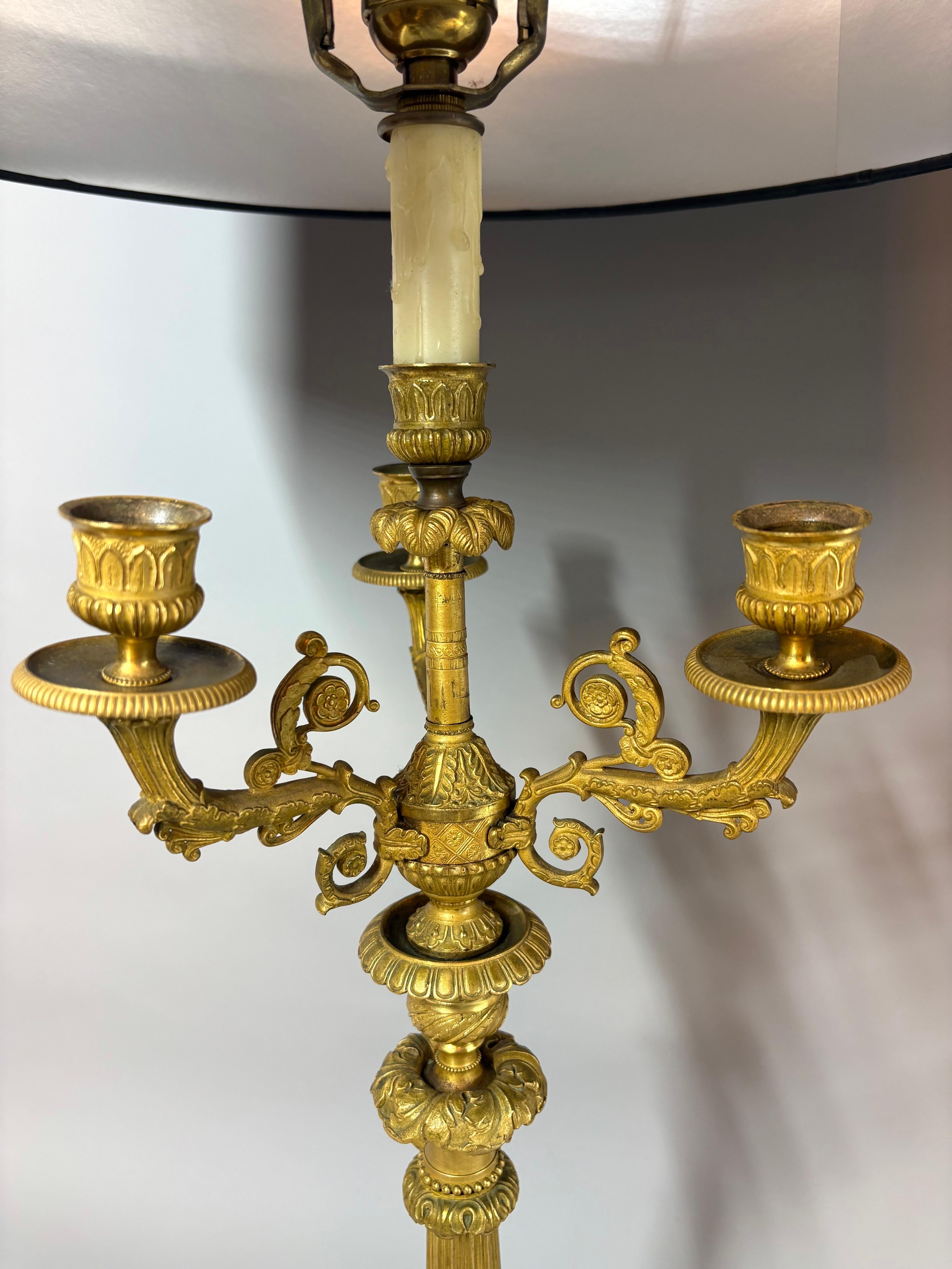 Ein Paar vergoldete Bronze-Kandelaber/Lampen im Empire-Stil, um 1860 im Angebot 1