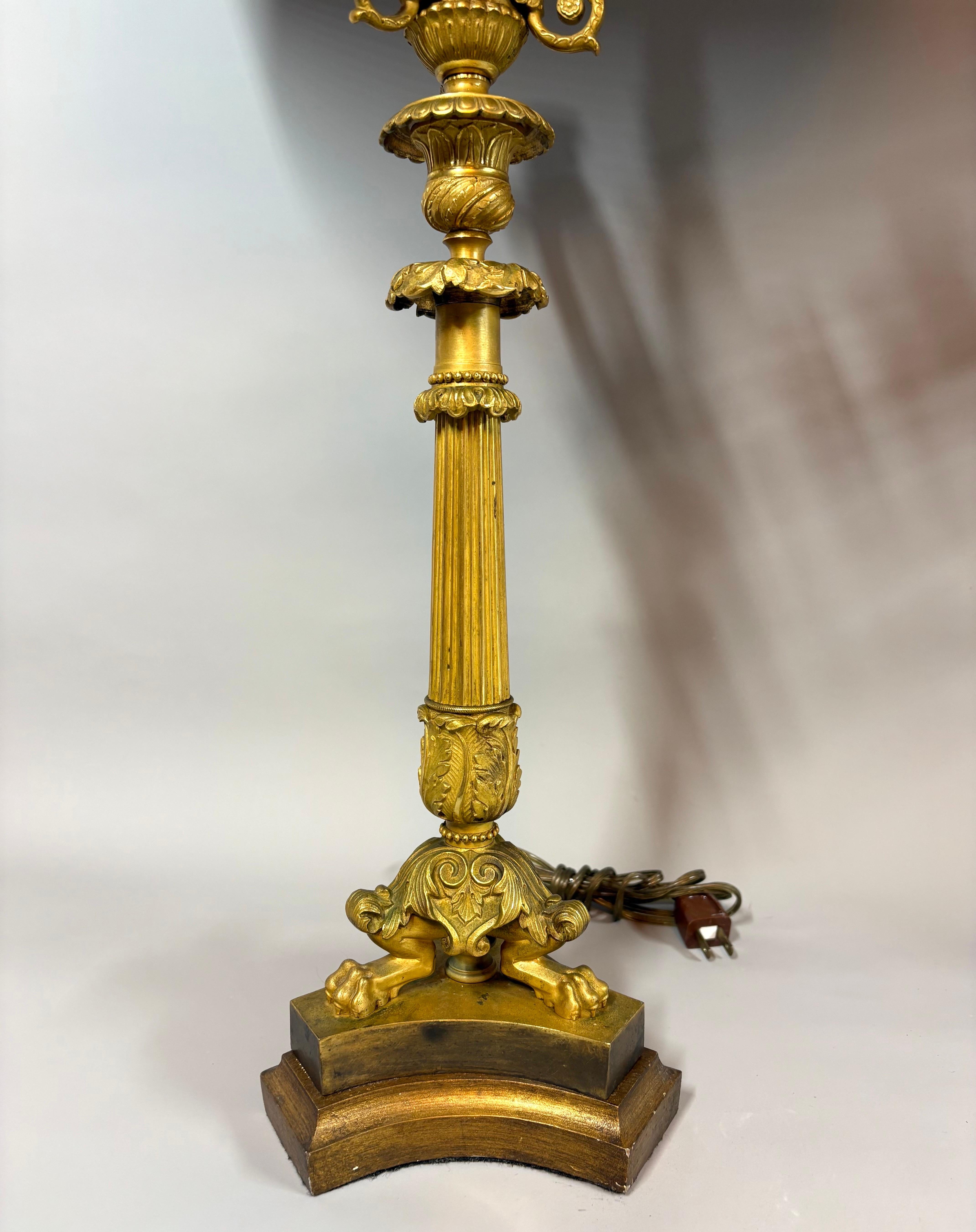 Ein Paar vergoldete Bronze-Kandelaber/Lampen im Empire-Stil, um 1860 im Angebot 2