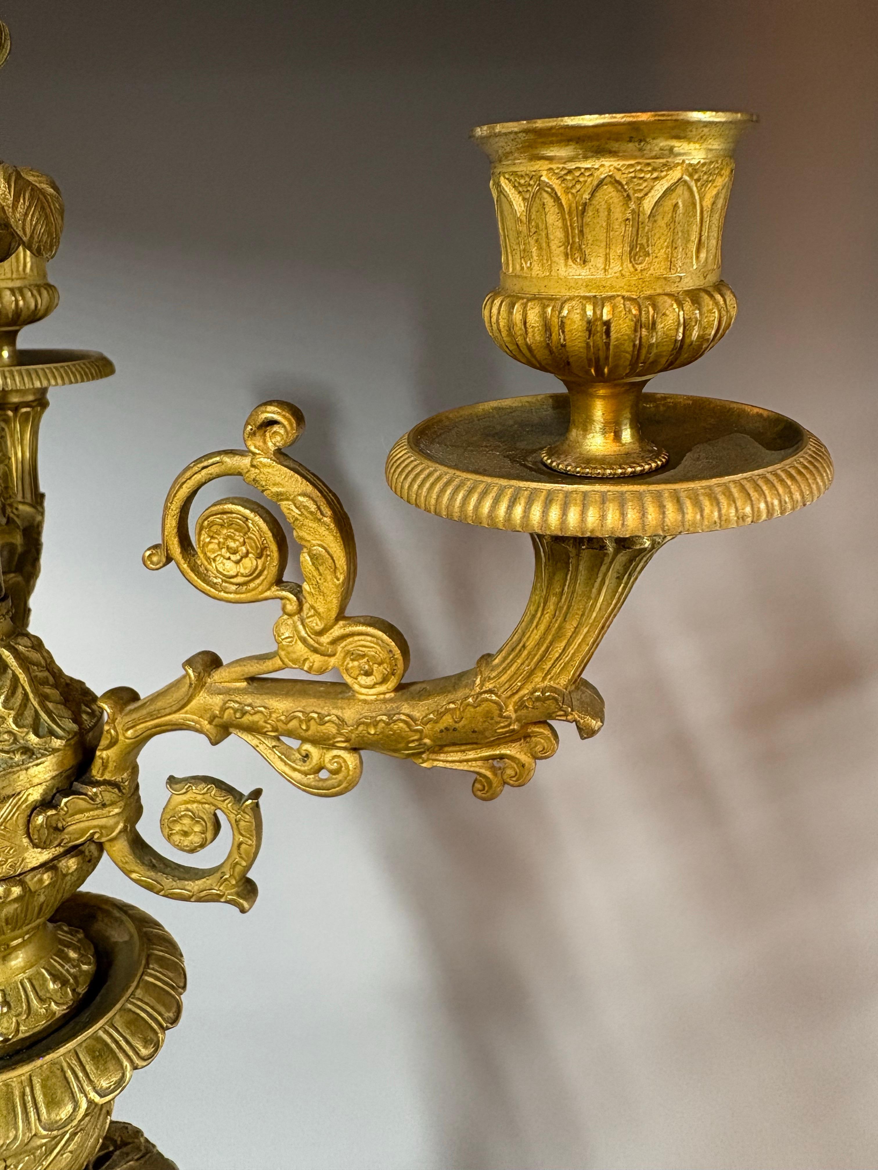 Ein Paar vergoldete Bronze-Kandelaber/Lampen im Empire-Stil, um 1860 im Angebot 3