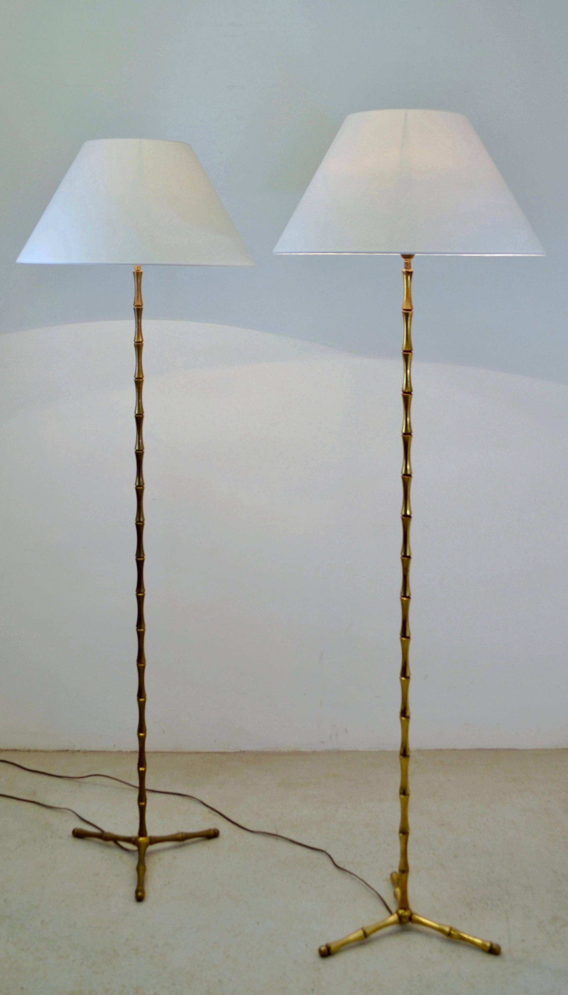 Ein Paar Stehlampen aus vergoldeter Bronze von Maison Bagues. Frankreich - 1950er Jahre (Hollywood Regency) im Angebot