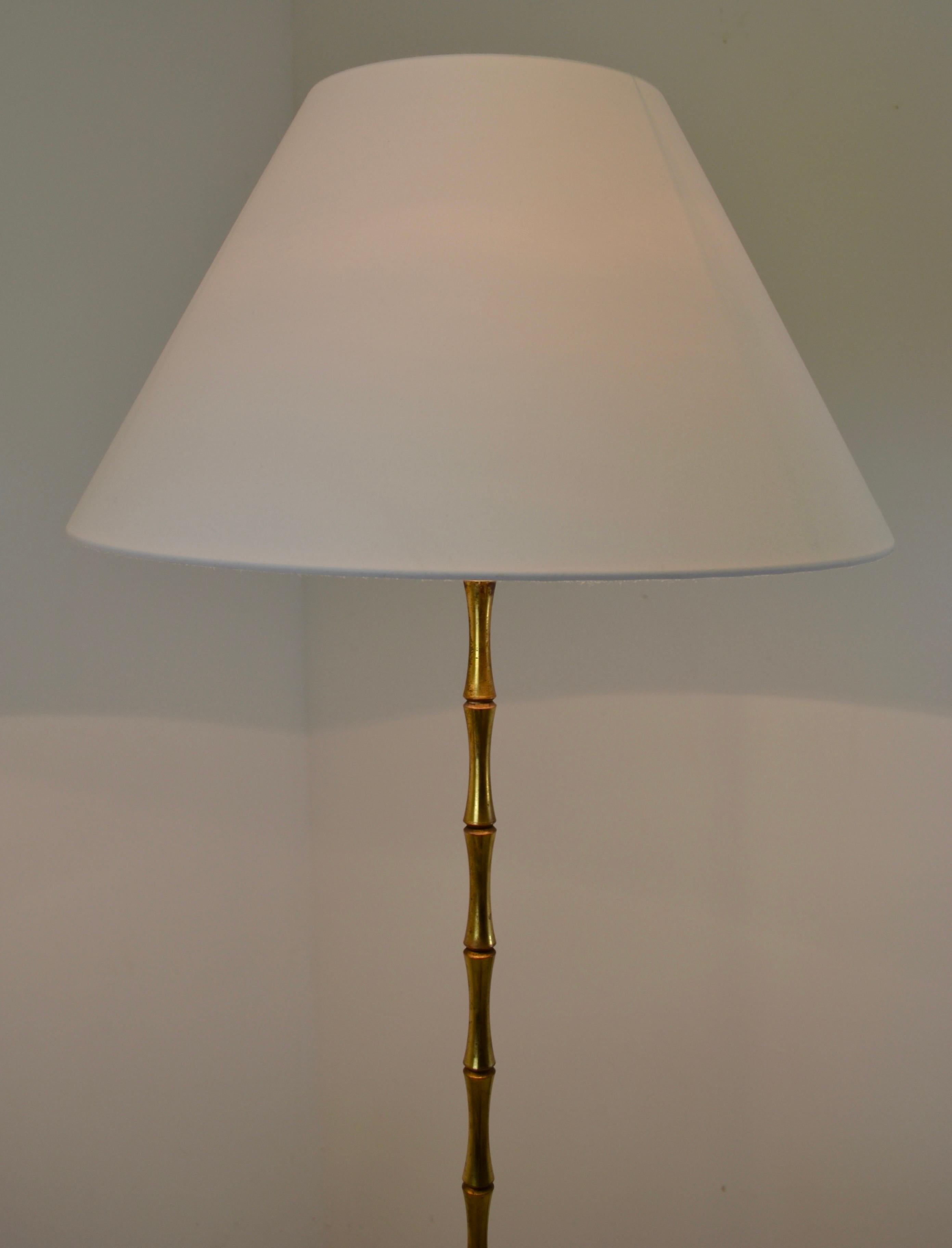 Ein Paar Stehlampen aus vergoldeter Bronze von Maison Bagues. Frankreich - 1950er Jahre (Französisch) im Angebot