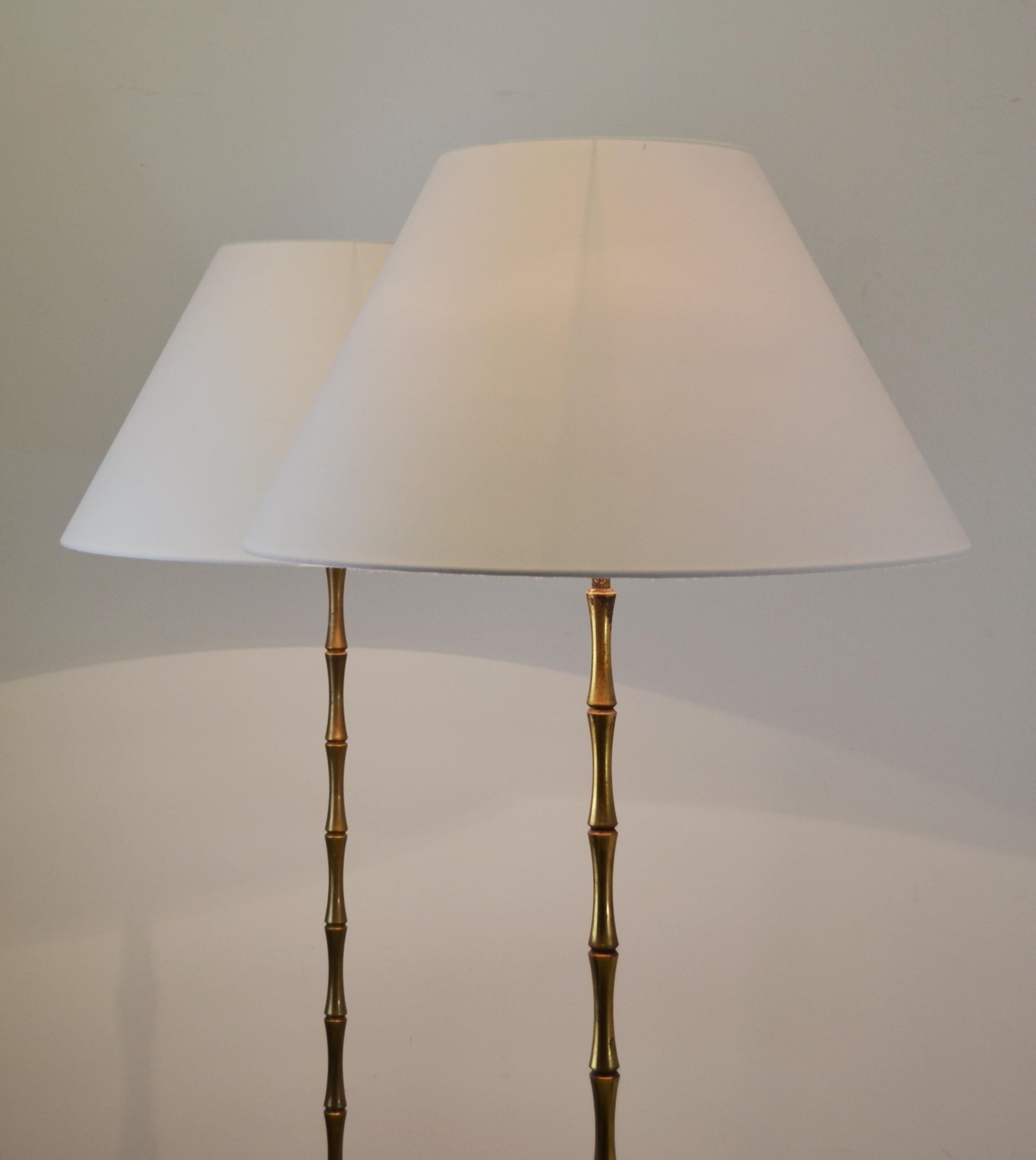 Ein Paar Stehlampen aus vergoldeter Bronze von Maison Bagues. Frankreich - 1950er Jahre (Mitte des 20. Jahrhunderts) im Angebot