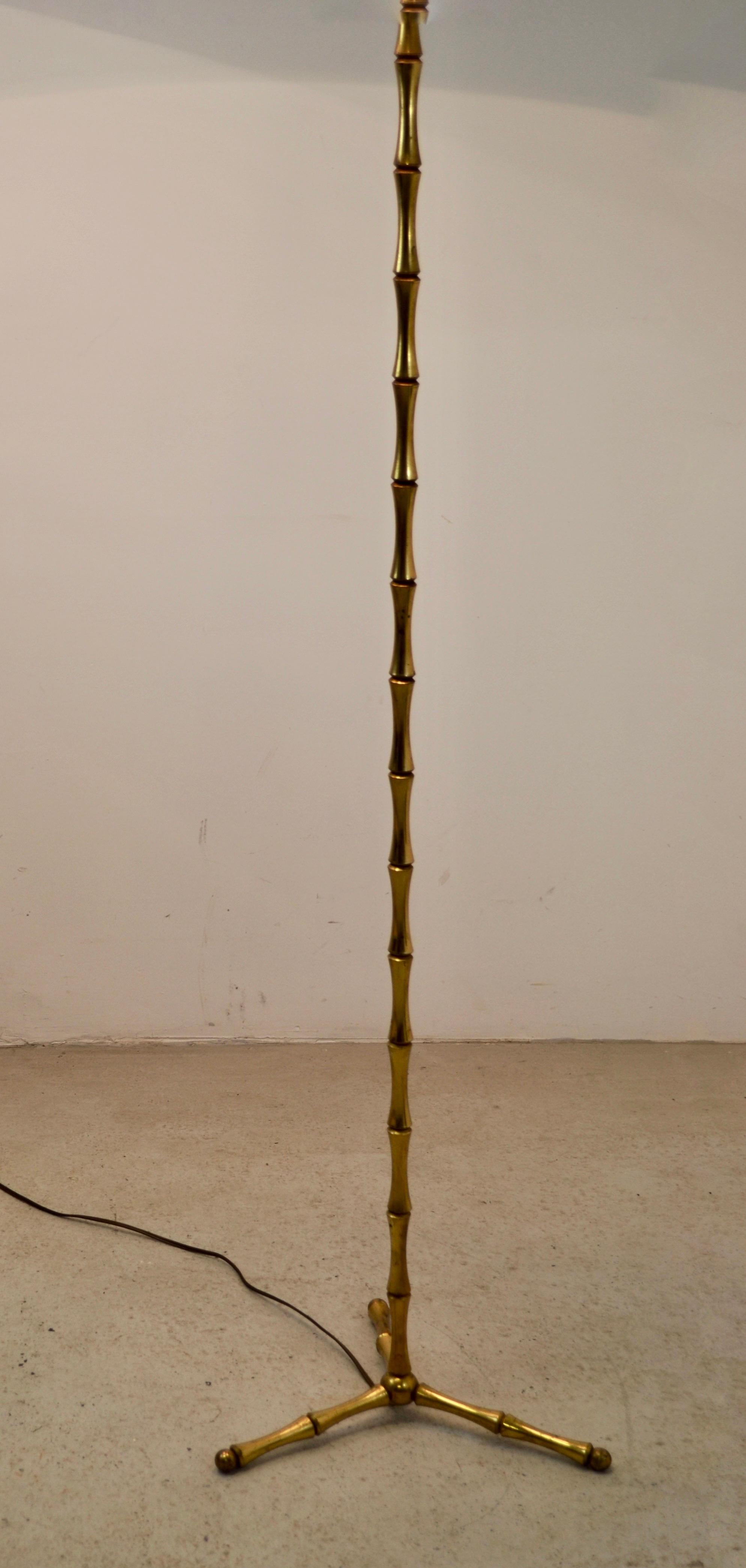 Ein Paar Stehlampen aus vergoldeter Bronze von Maison Bagues. Frankreich - 1950er Jahre im Angebot 1
