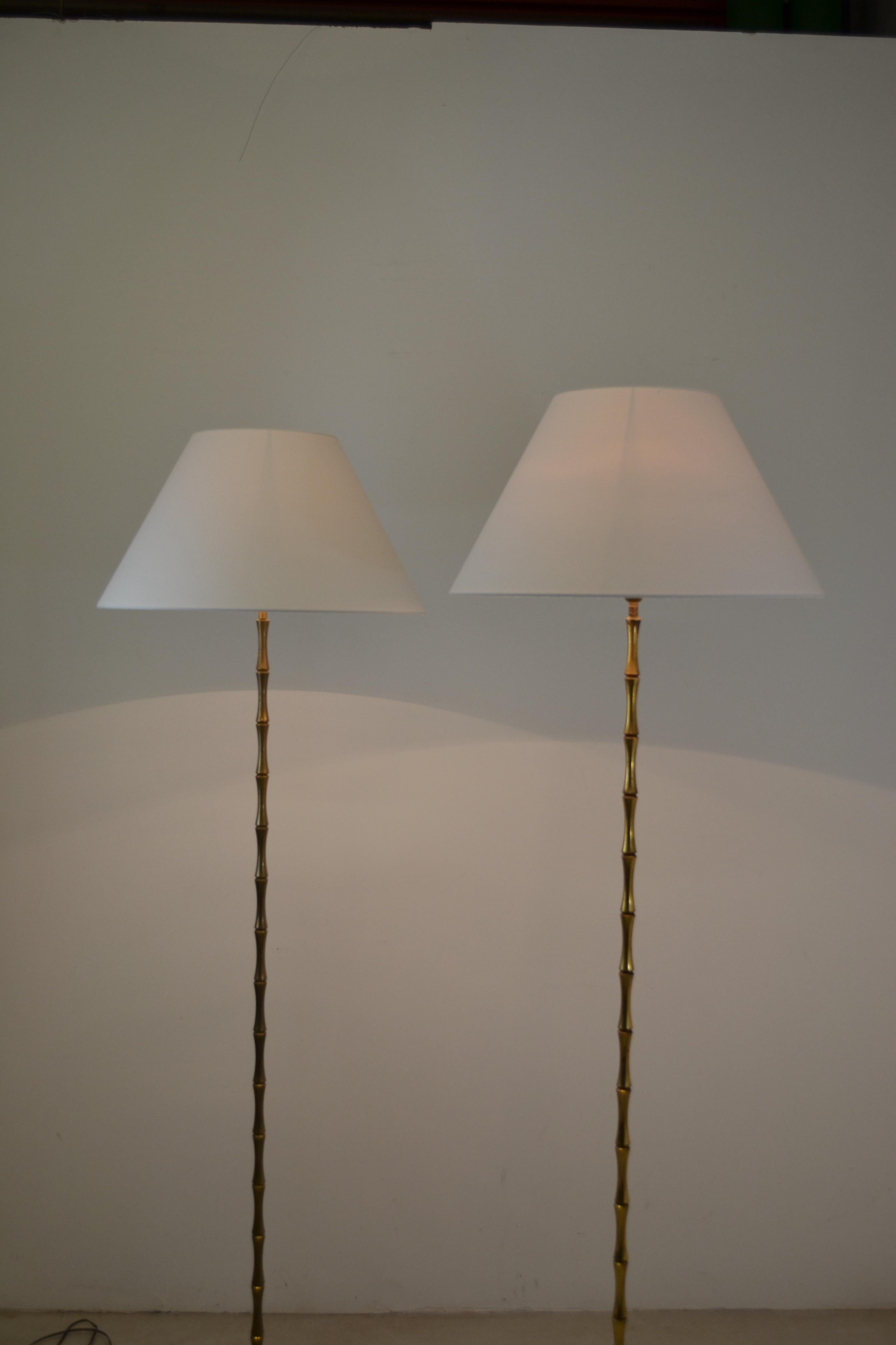 Ein Paar Stehlampen aus vergoldeter Bronze von Maison Bagues. Frankreich - 1950er Jahre im Angebot 2