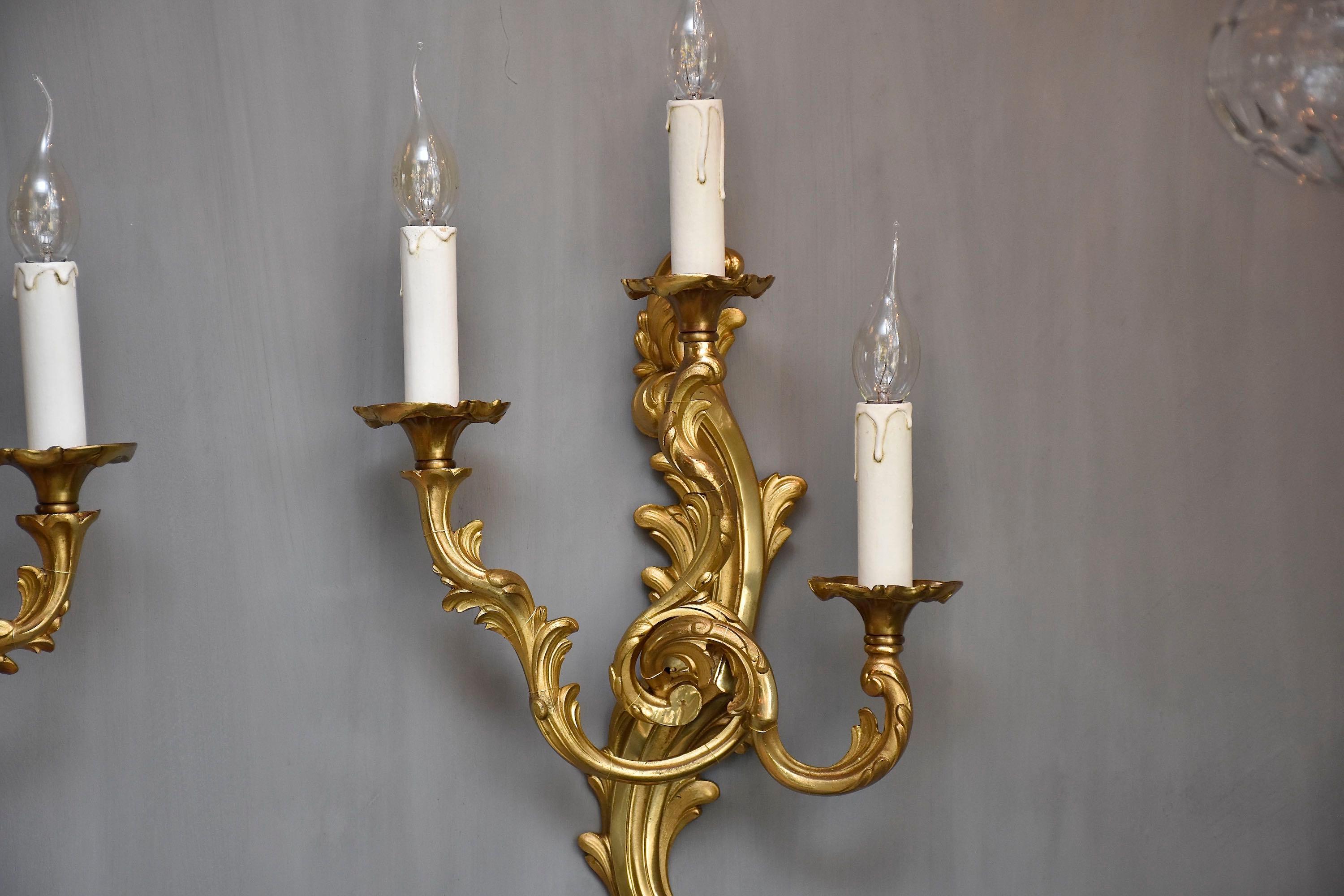 Pareja de apliques franceses de bronce dorado Dorado en venta
