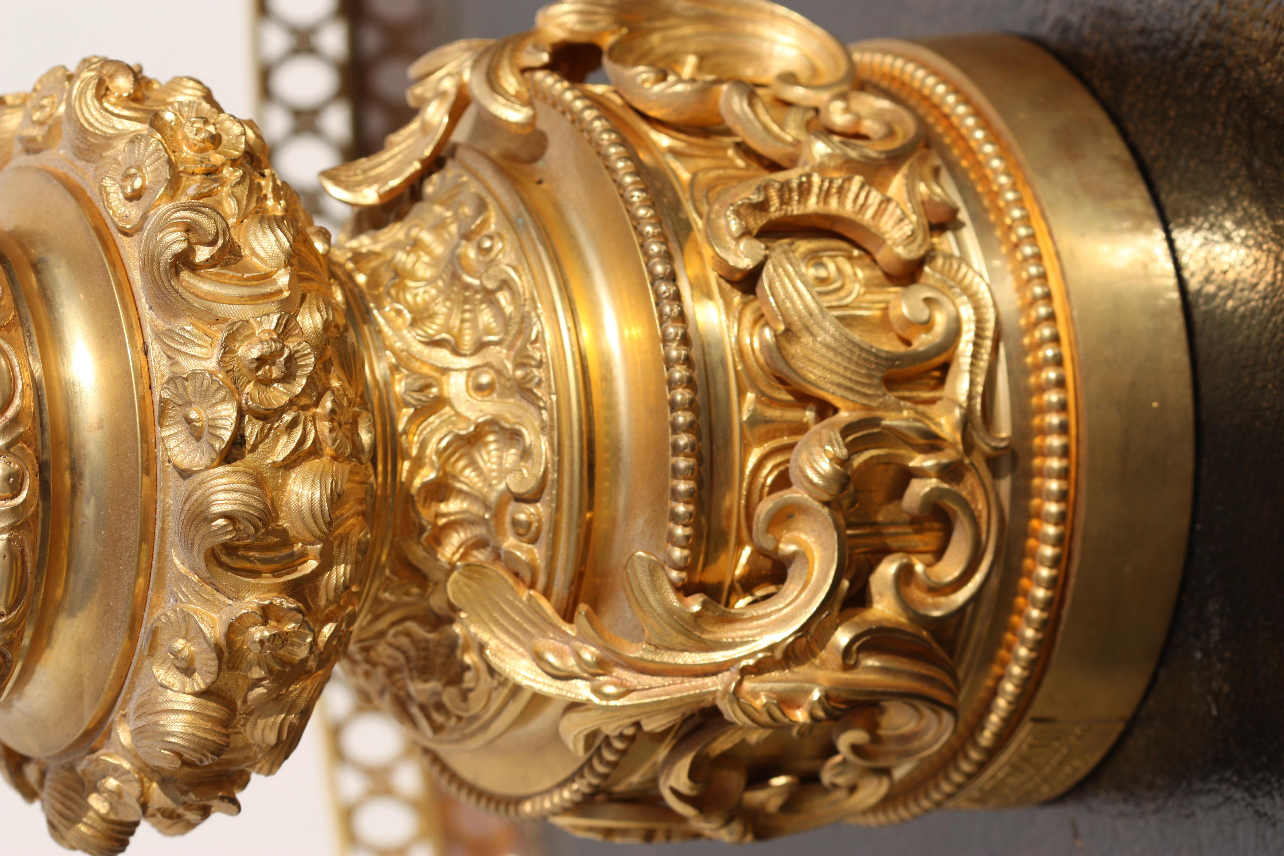 Paire de lampes en bronze doré de style Restauration française
(équipé pour l'électricité)
Quantité : 2
Mesures : Hauteur 22.75 in. (57,7 cm.), 
Largeur 7.125 in. (18 cm.).

   
