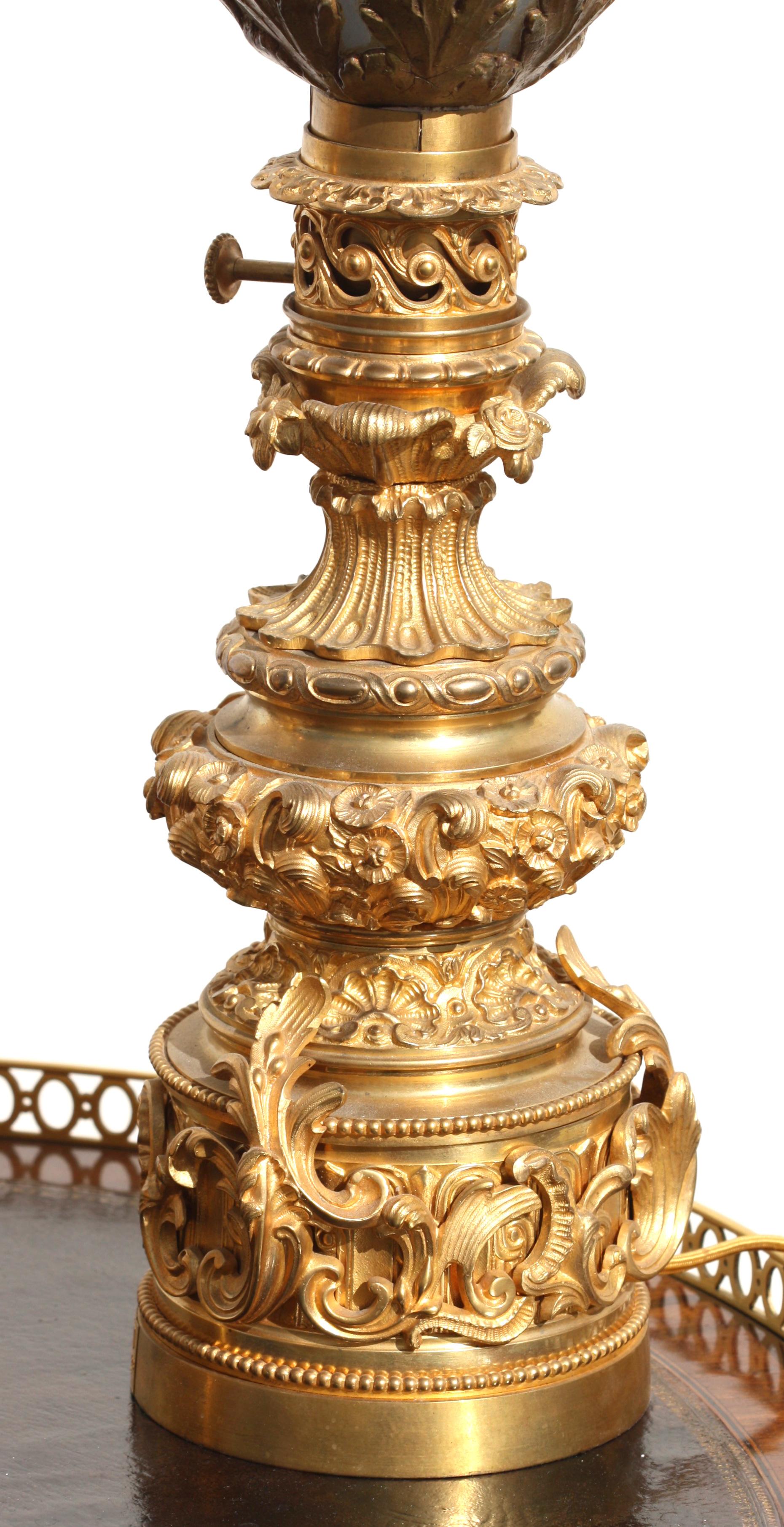 20ième siècle Paire de lampes en bronze doré de style Restauration française en vente