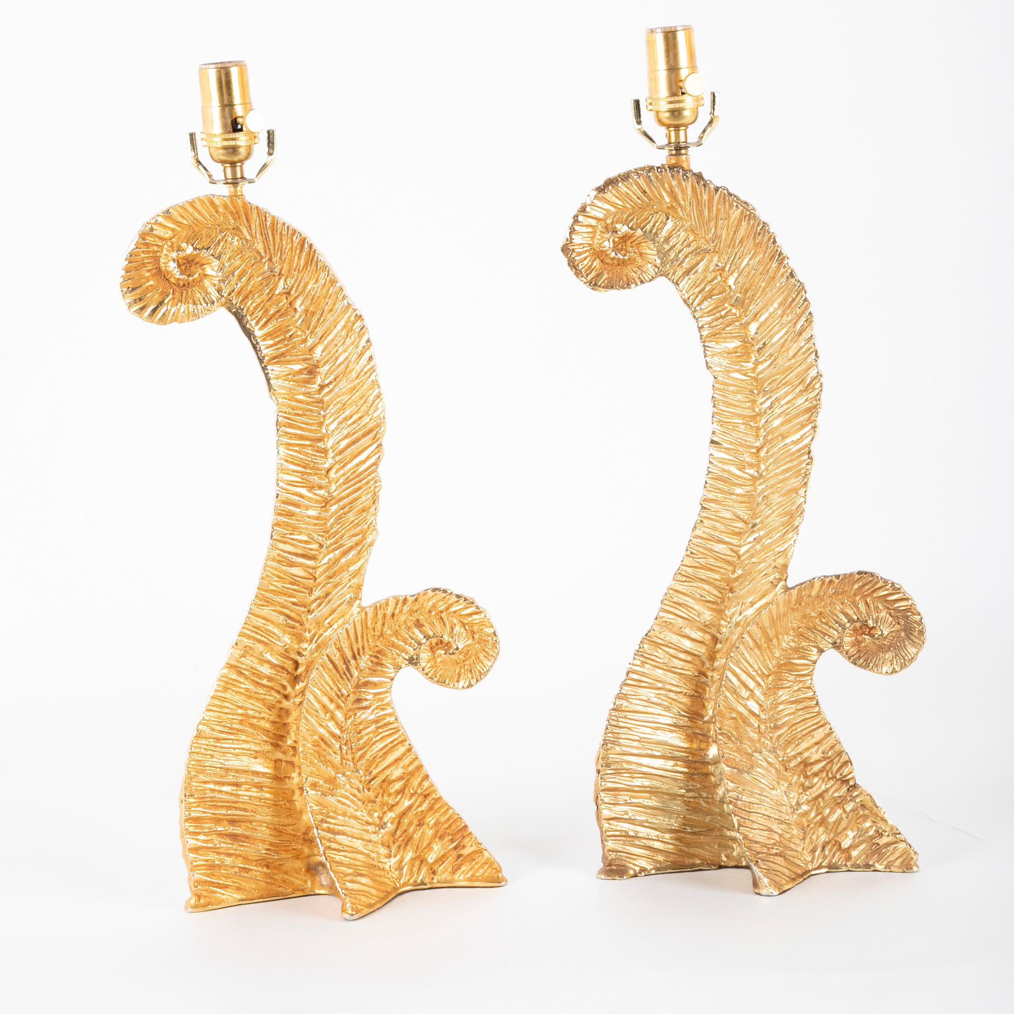 Ein Paar Lampen aus vergoldetem Metall, vermutlich von Fondica und entworfen von Pierre Casenove.