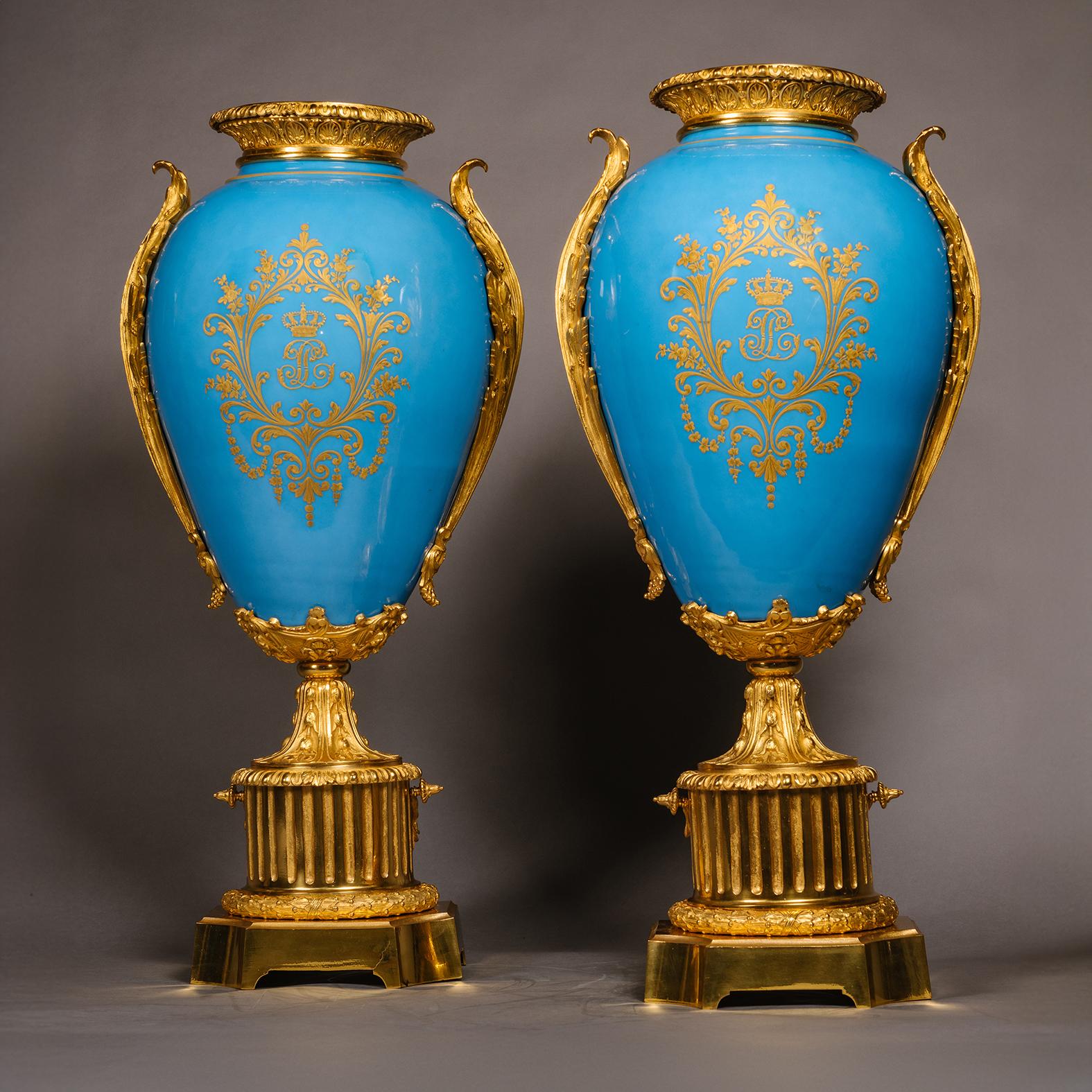 Coppia di grandi vasi in porcellana di Sèvres con montatura in bronzo dorato e fondo turchese.

Ognuno di essi ha una forma a balaustro con collare in bronzo dorato sopra un corpo a forma di pera rovesciata affiancato da manici a foglie d'acanto. I