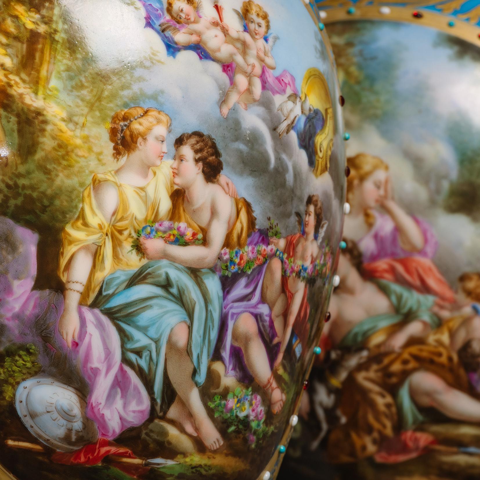 Francese Coppia di vasi in porcellana di Sèvres con montatura in bronzo dorato in vendita