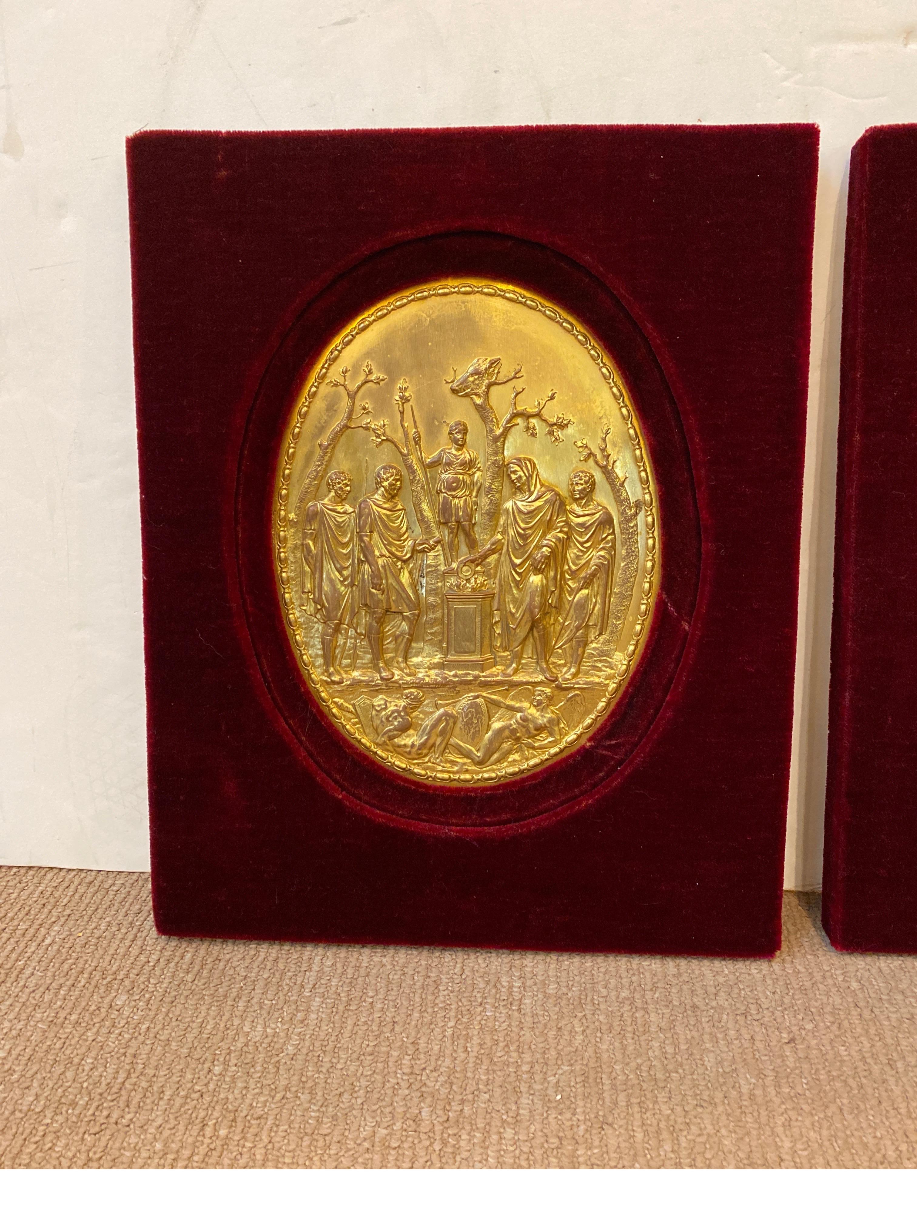 Une paire de plaques ovales en bronze doré, européennes, peut-être italiennes, avec des cadres ultérieurs en velours rouge profond. 17.5 pouces de haut, 13,5 pouces de large. 




 