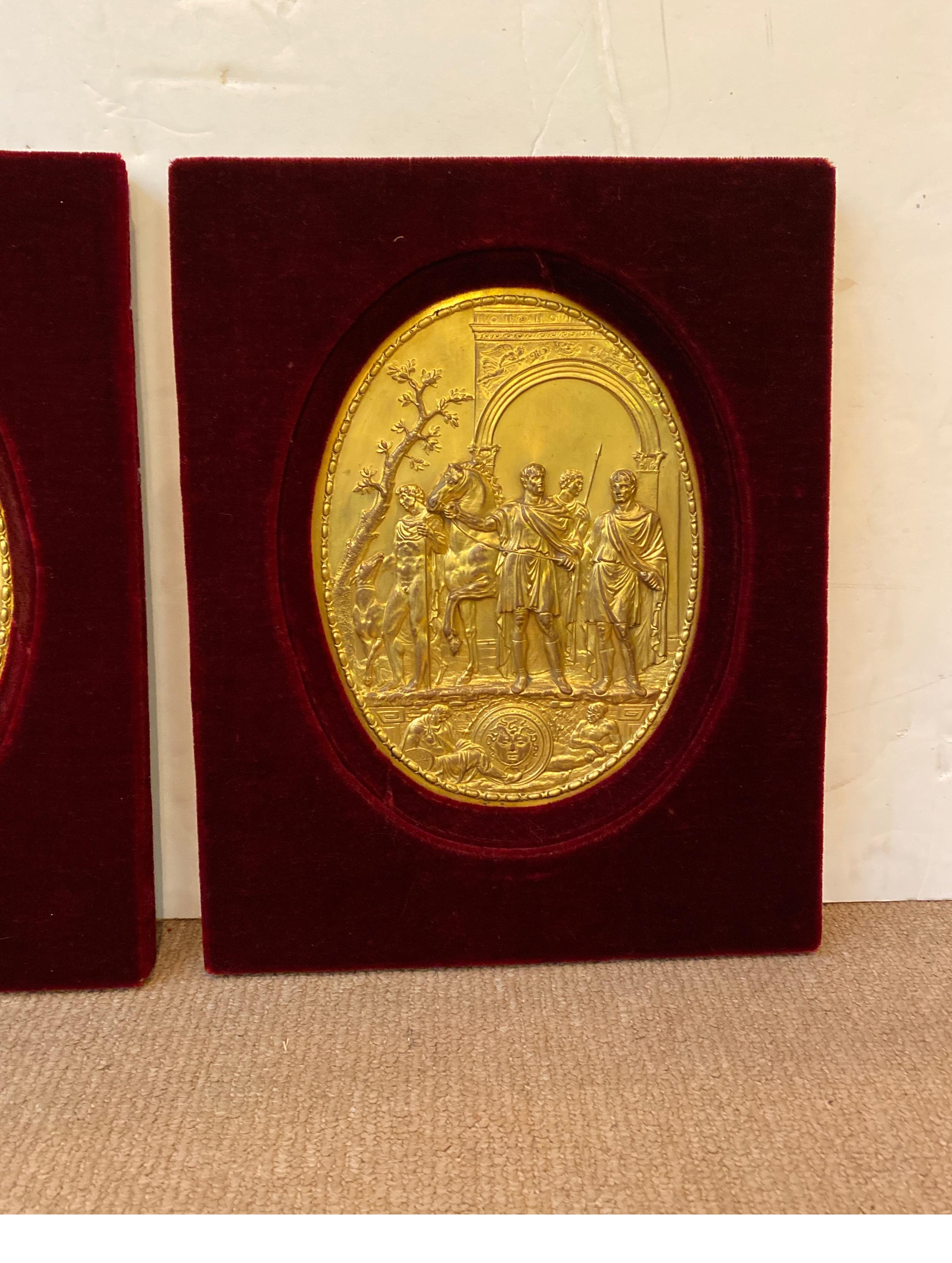 Néoclassique Paire de plaques en bronze doré repoussé dans des cadres en velours en vente