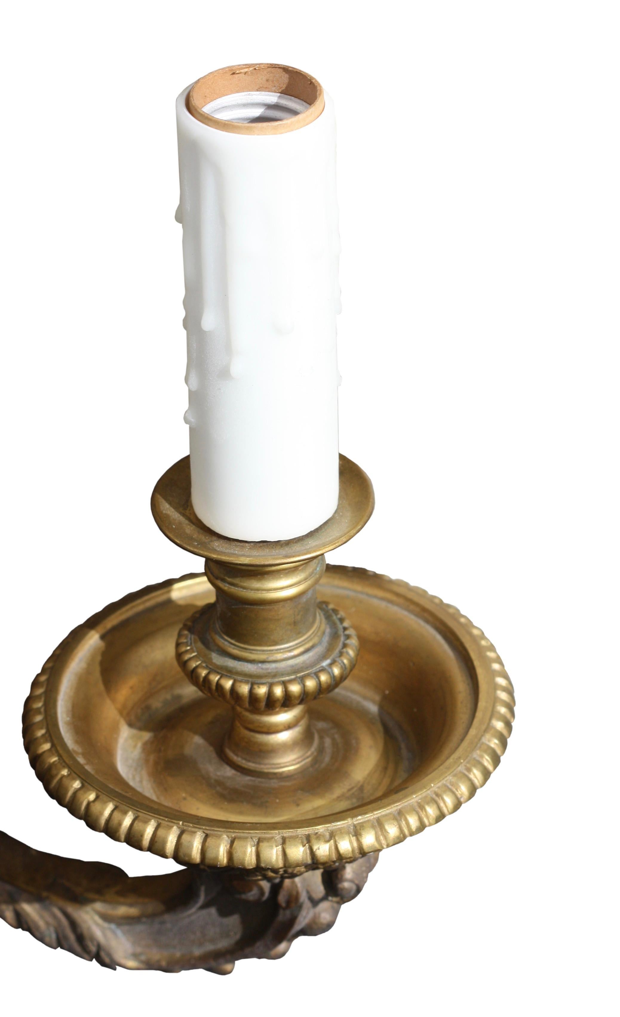 Pareja de candelabros de bronce dorado, estilo Luis XVI, hacia 1880 siglo XIX en venta