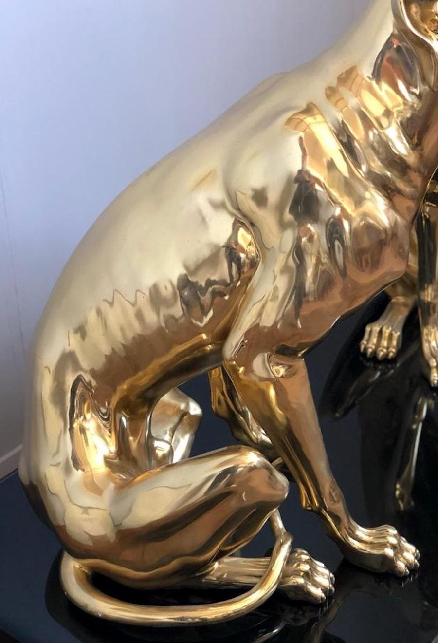 Elegante paire de sculptures de chiens en bronze doré. L'article convient aussi bien à l'intérieur qu'à l'extérieur.