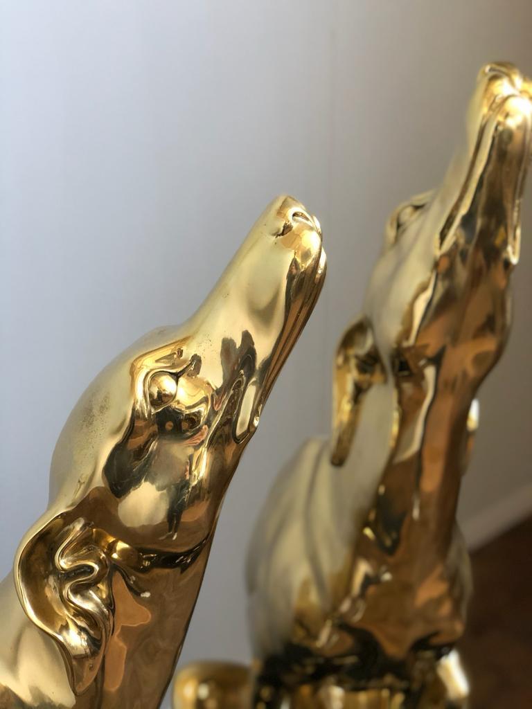 Paire de sculptures de chiens en bronze doré en vente 1