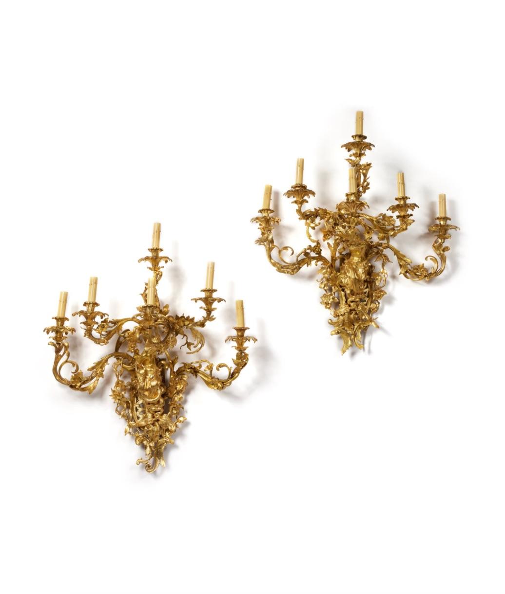 Pareja monumental de apliques de seis luces de bronce dorado ormolu a la manera de Francesco Ladatte


Excepcional e imponente pareja de apliques de bronce dorado ormolu inspirados en el siglo XVIII, cada uno modelado con una placa trasera de