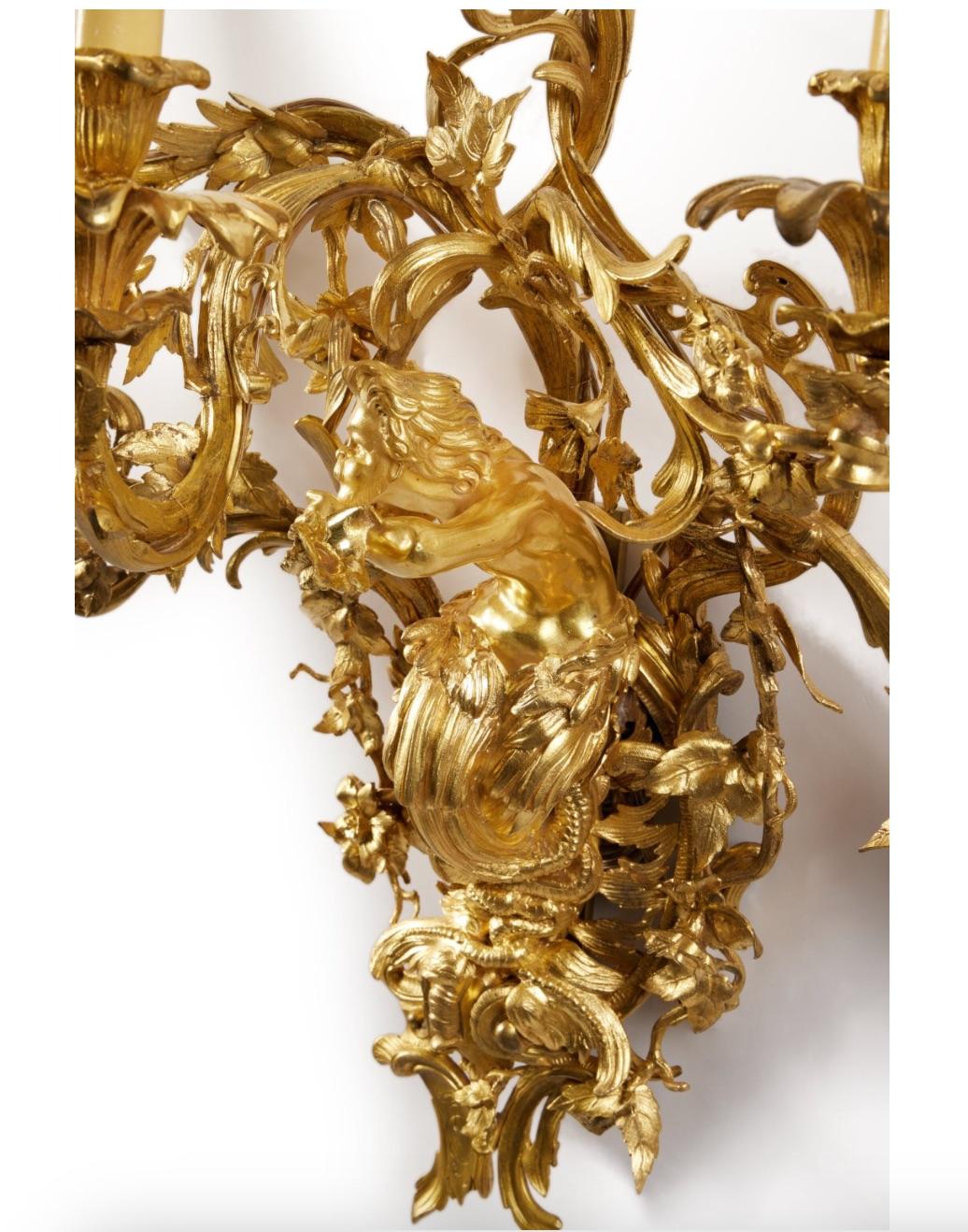 Pareja de apliques de seis luces en bronce dorado a la manera de Francesco Ladatte Italiano en venta