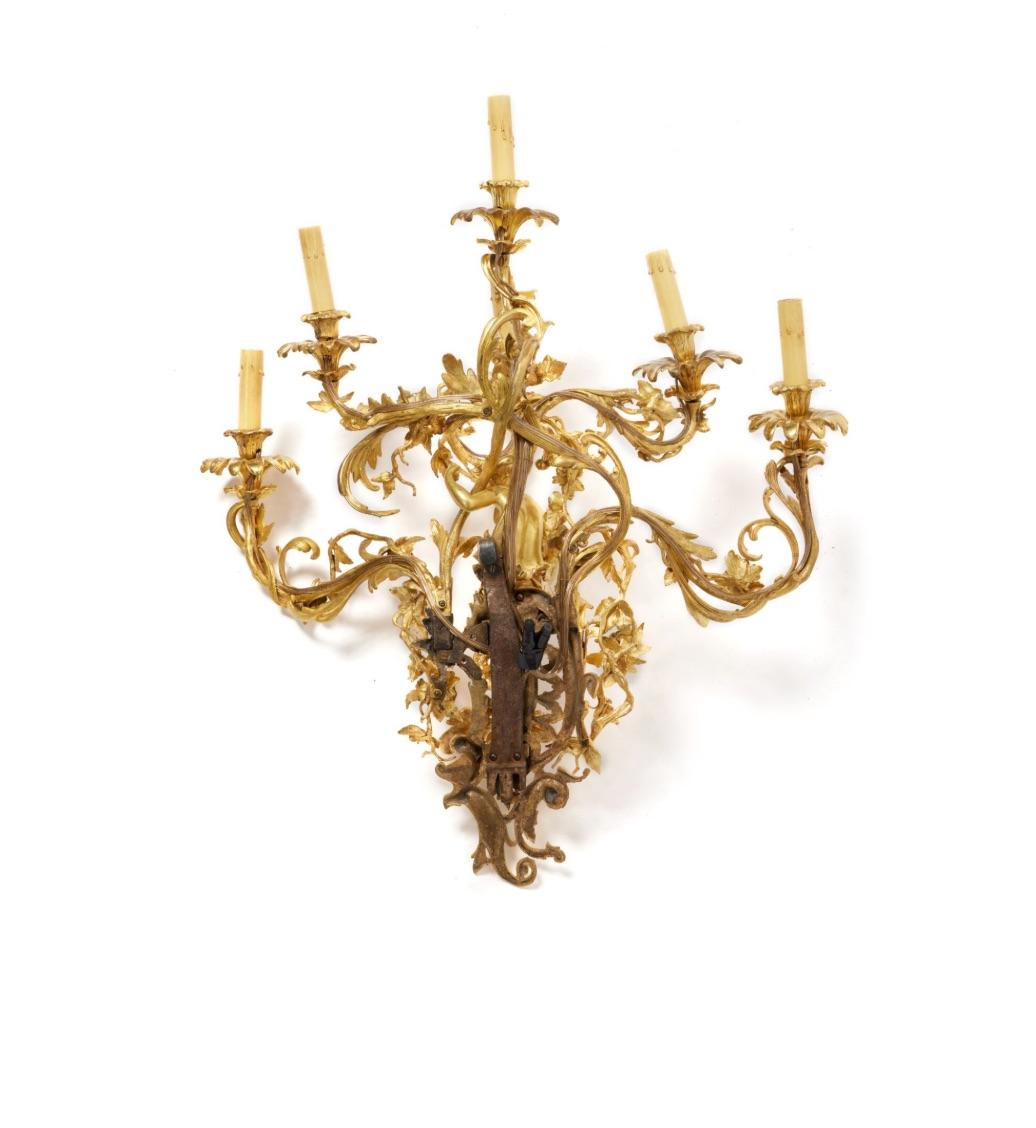 Pareja de apliques de seis luces en bronce dorado a la manera de Francesco Ladatte Bronce en venta