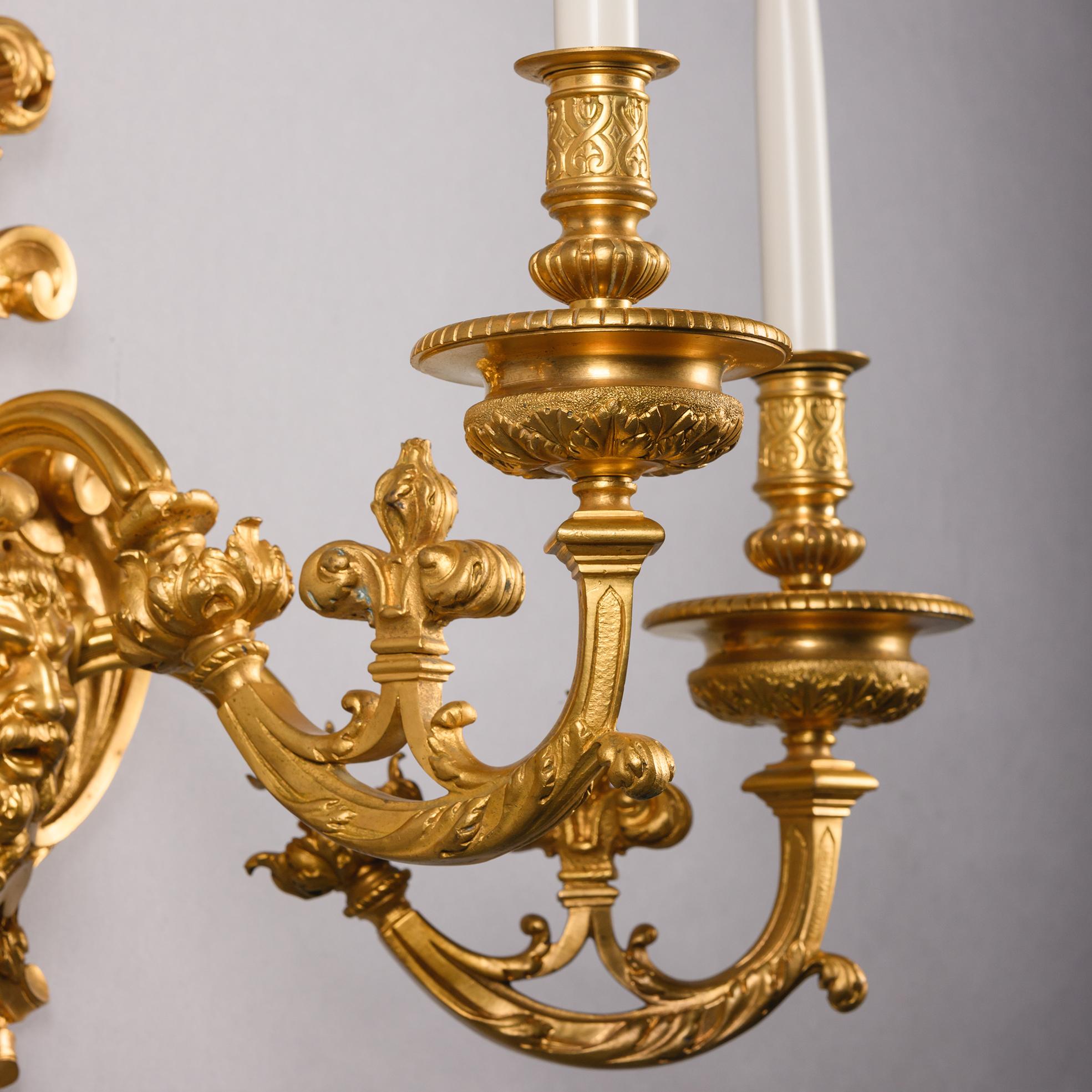 Paire d'appliques murales à trois lumières en bronze doré en vente 3