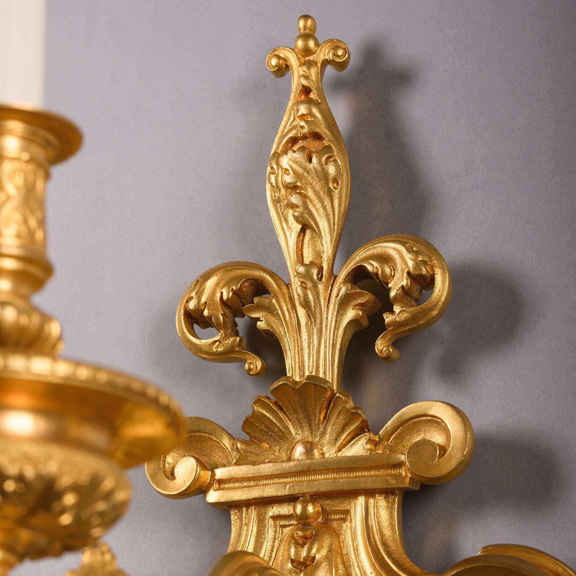 Paire d'appliques murales à trois lumières en bronze doré en vente 4