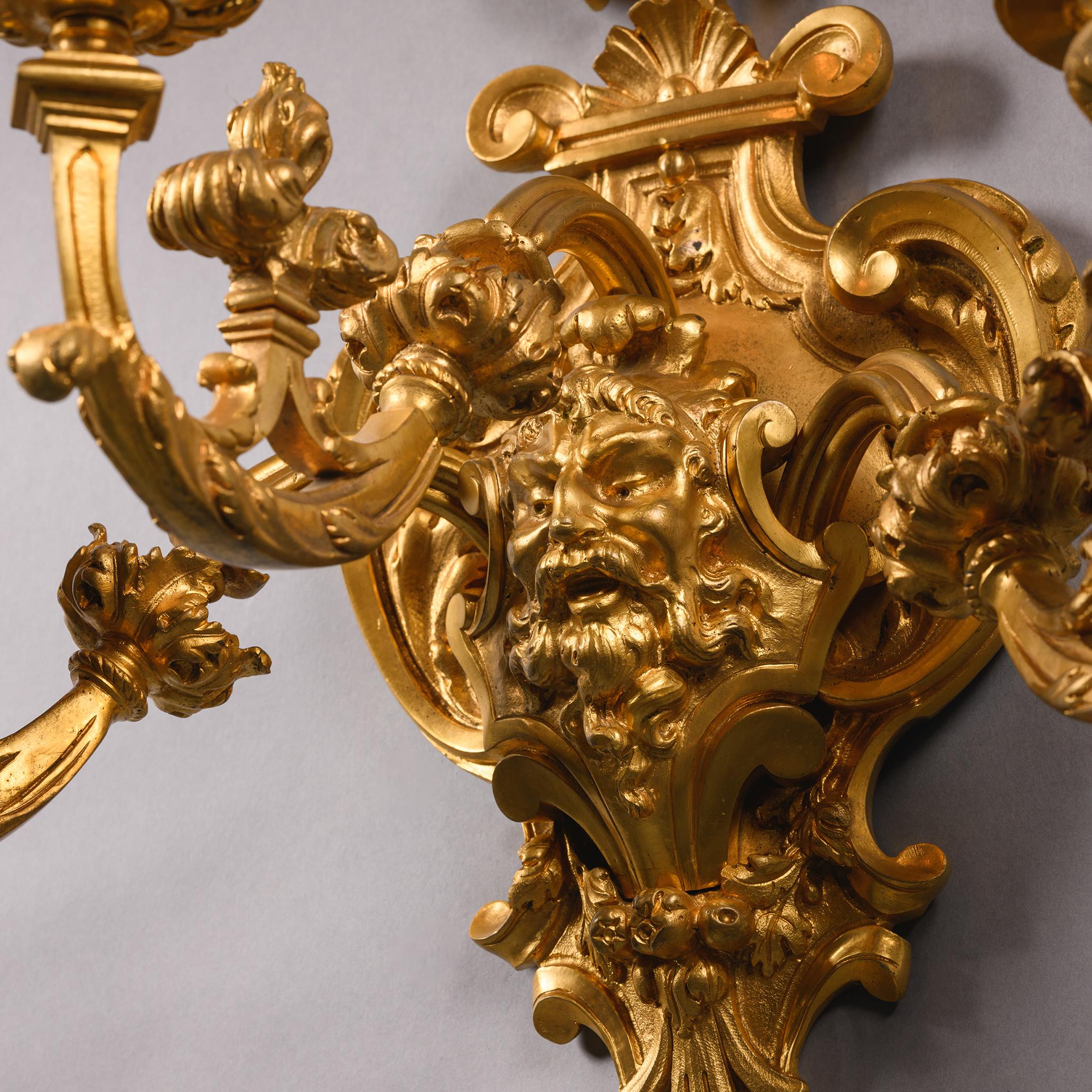 Paire d'appliques murales à trois lumières en bronze doré Bon état - En vente à Brighton, West Sussex