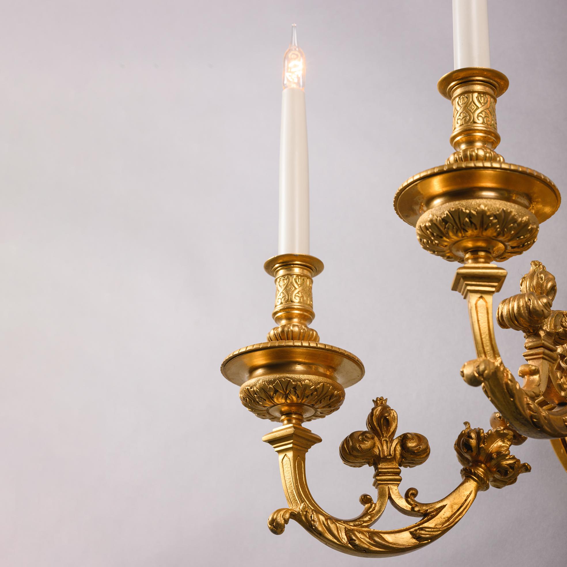 XIXe siècle Paire d'appliques murales à trois lumières en bronze doré en vente