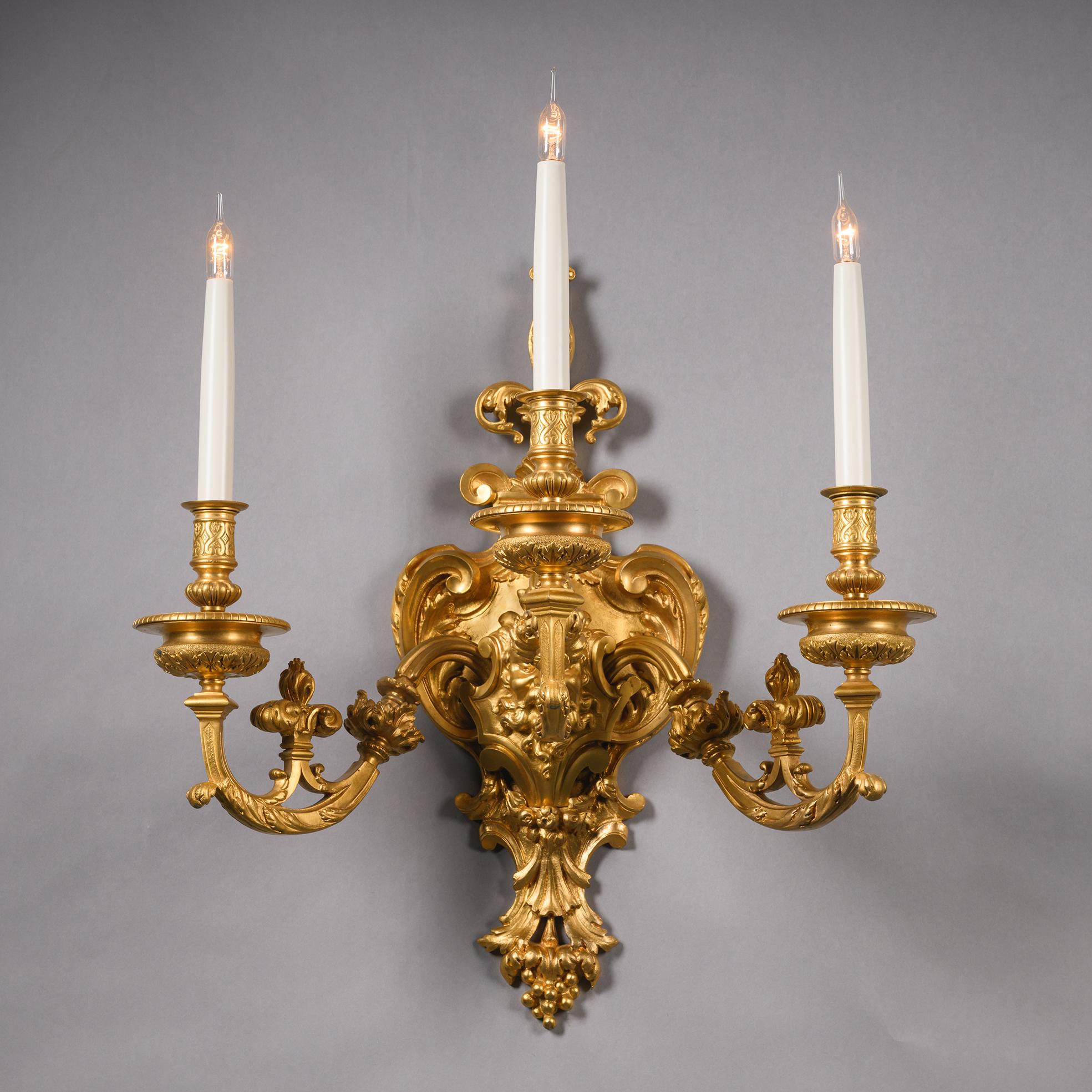 Bronze Paire d'appliques murales à trois lumières en bronze doré en vente