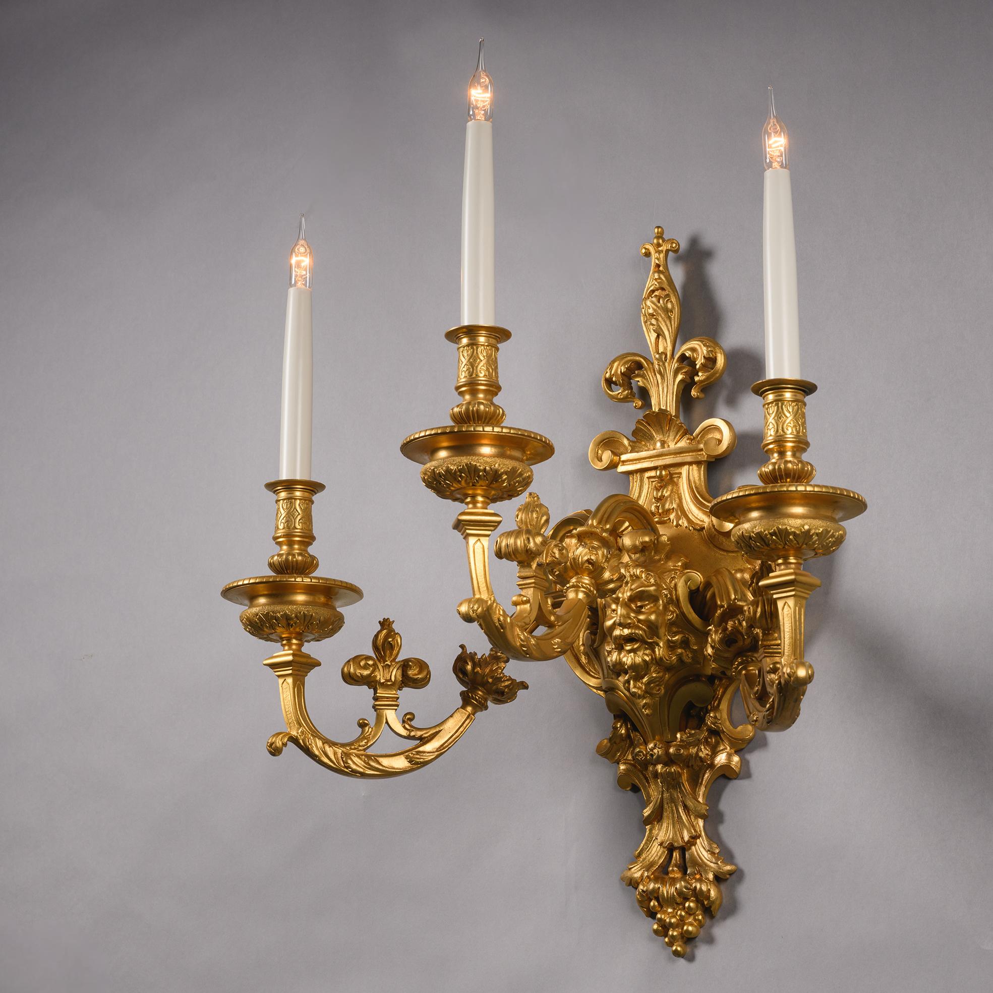 Paire d'appliques murales à trois lumières en bronze doré en vente 1