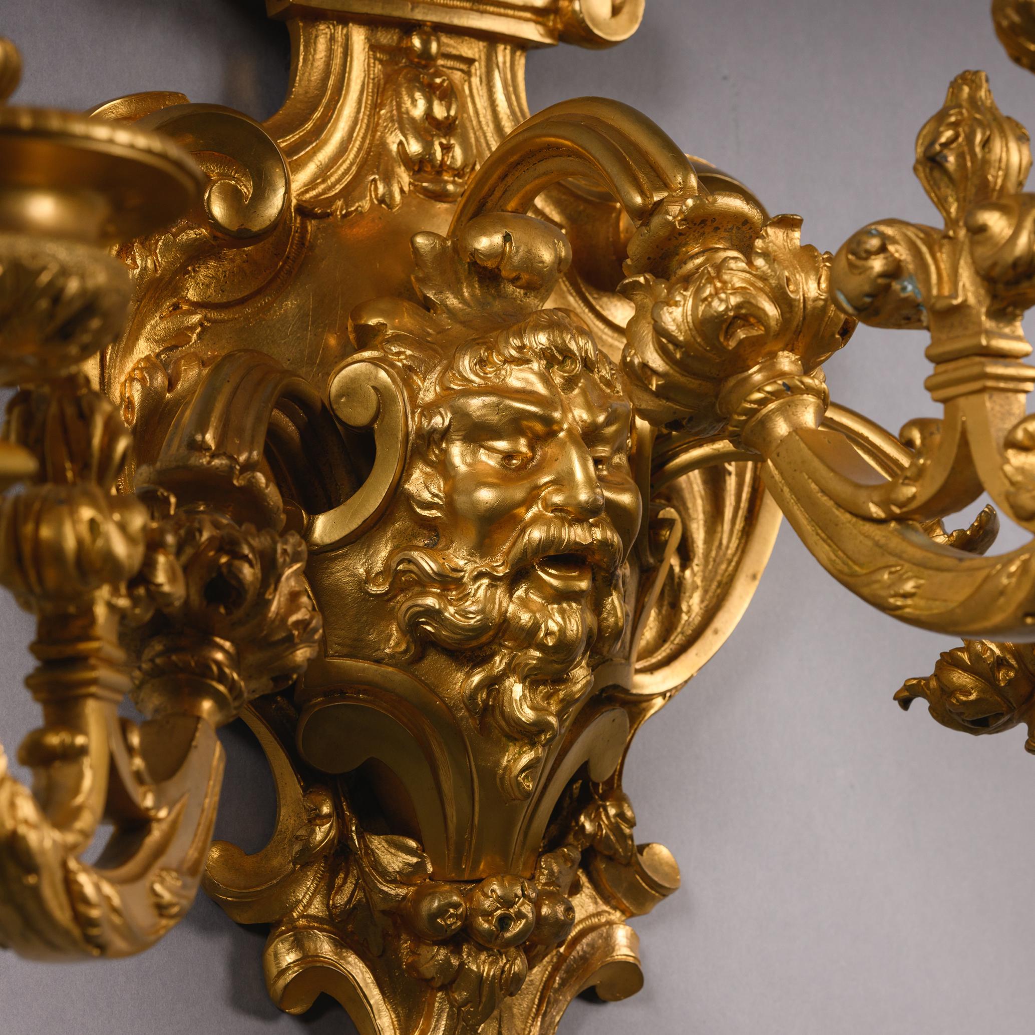 Paire d'appliques murales à trois lumières en bronze doré en vente 2