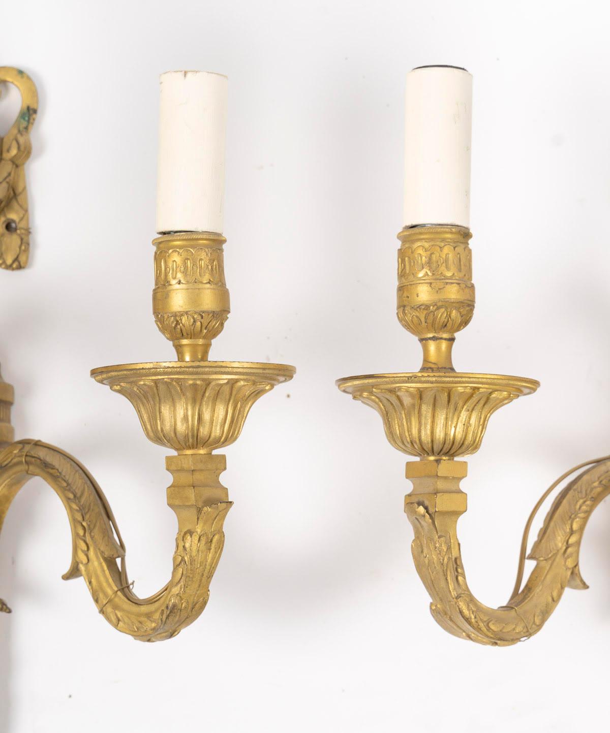Coppia di appliques in ormolu del XIX secolo in stile Luigi XVI.
H: 50cm, L: 37cm, P: 20cm