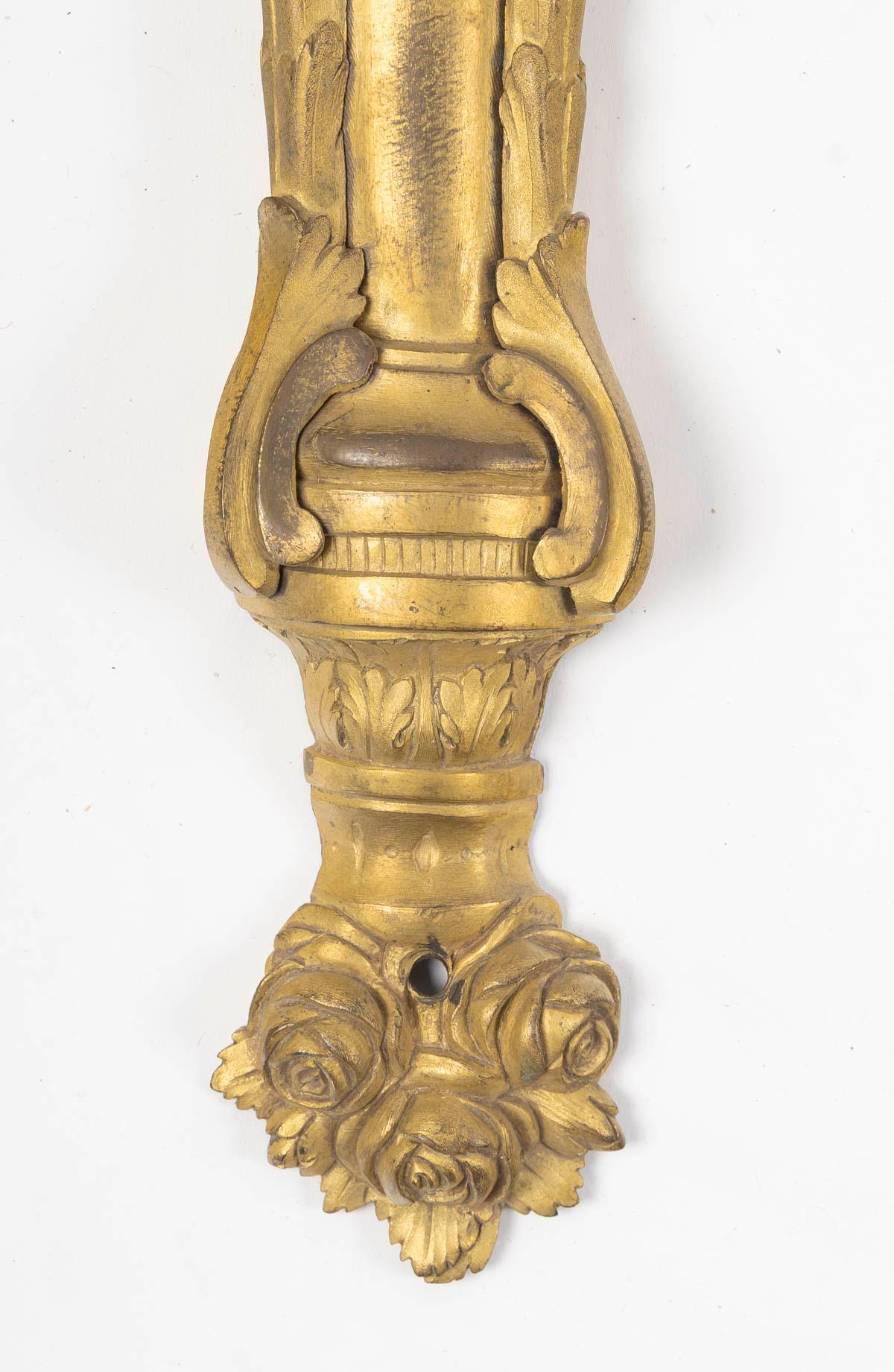 Francese Coppia di applique in bronzo dorato in stile Luigi XVI, XIX secolo. in vendita