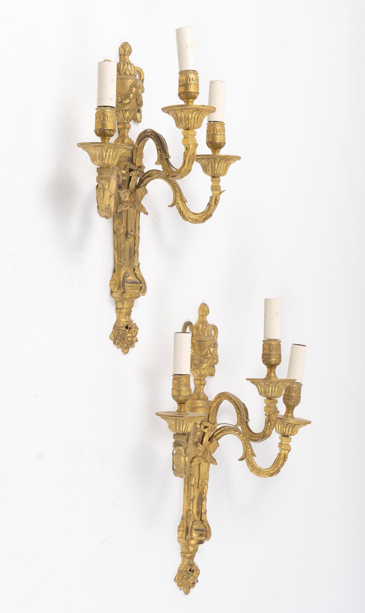 Dorato Coppia di applique in bronzo dorato in stile Luigi XVI, XIX secolo. in vendita