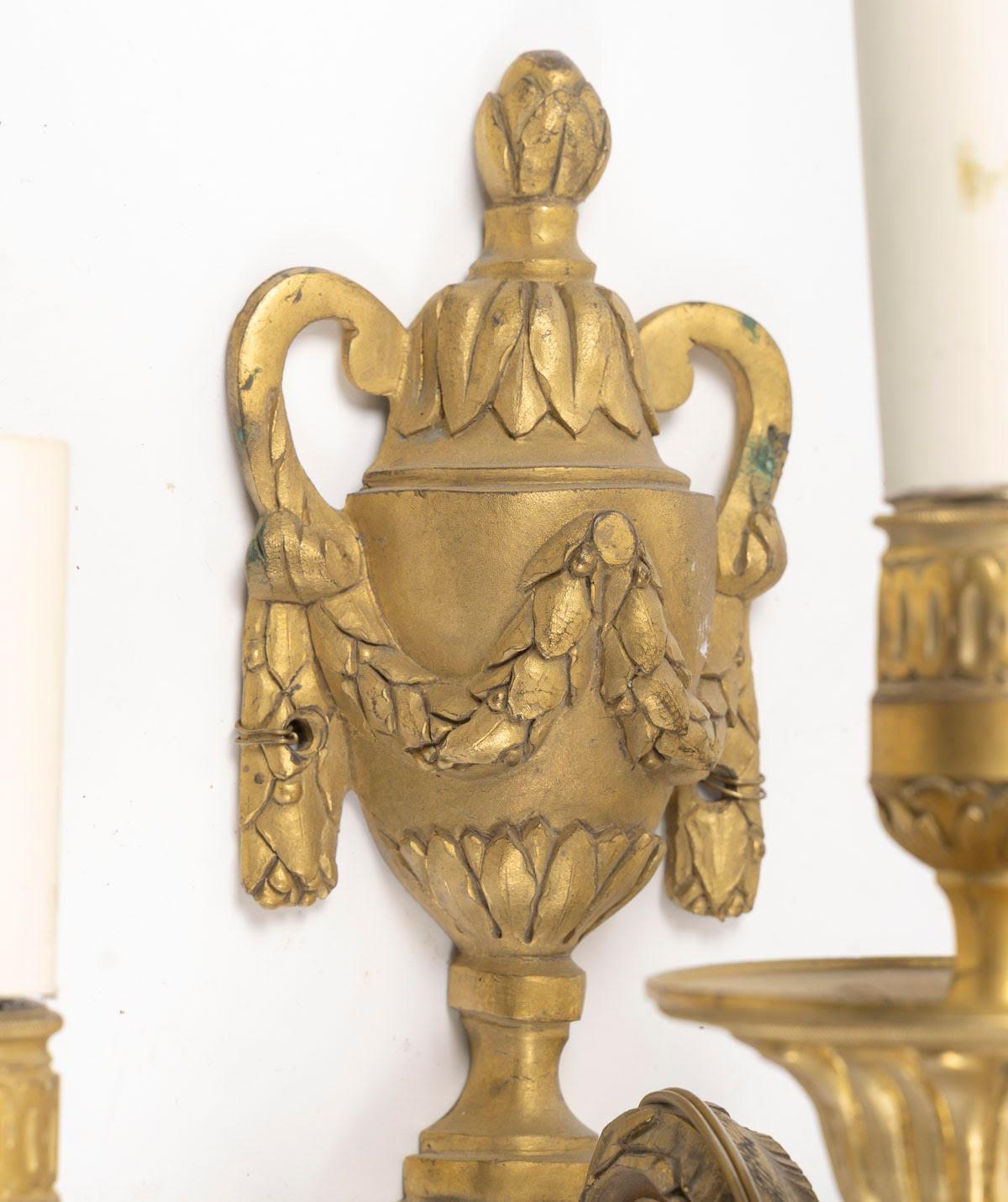 Coppia di applique in bronzo dorato in stile Luigi XVI, XIX secolo. In condizioni buone in vendita a Saint-Ouen, FR