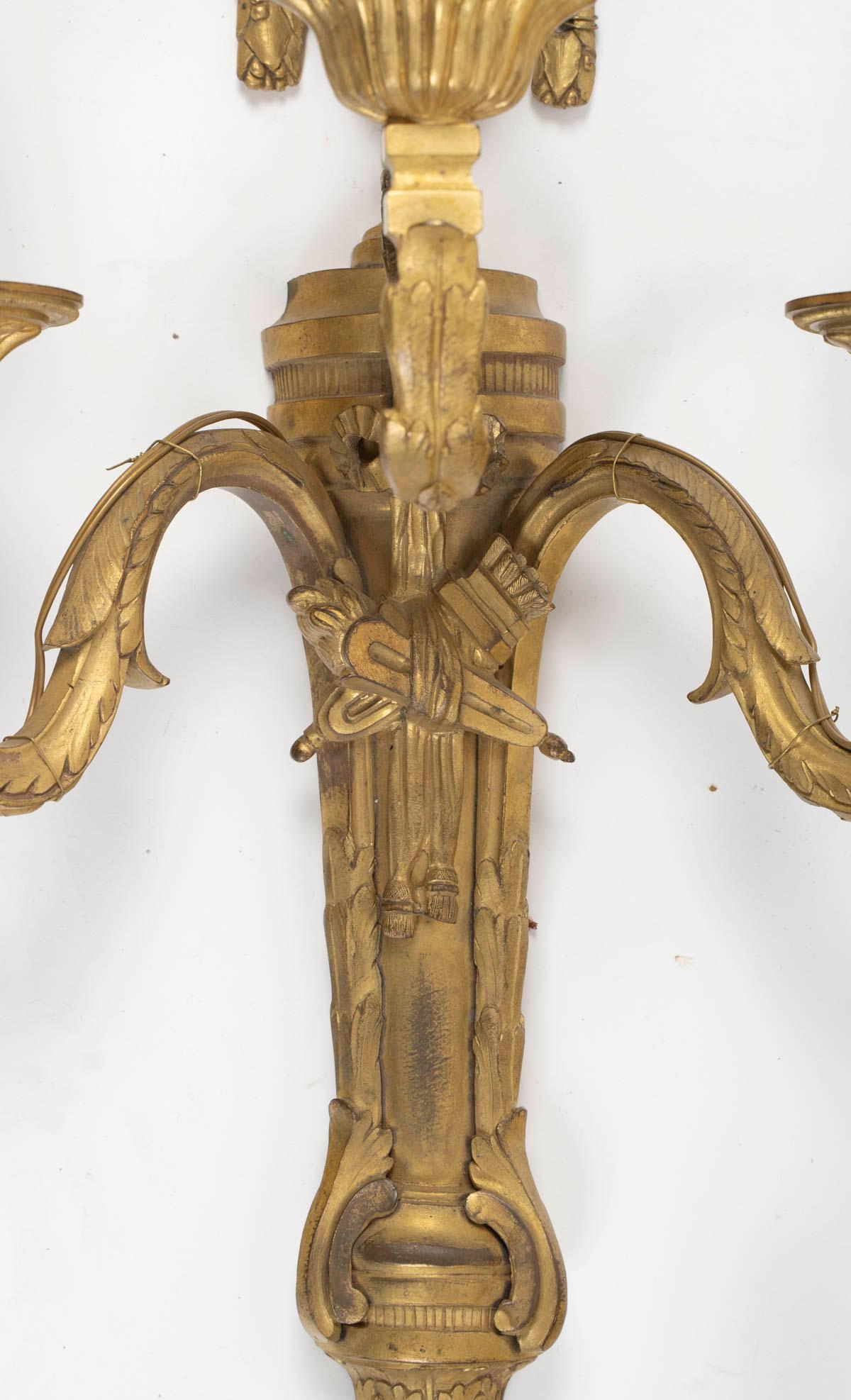 Bronzo Coppia di applique in bronzo dorato in stile Luigi XVI, XIX secolo. in vendita
