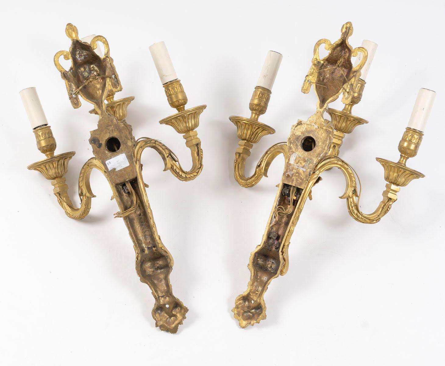 Coppia di applique in bronzo dorato in stile Luigi XVI, XIX secolo. in vendita 1