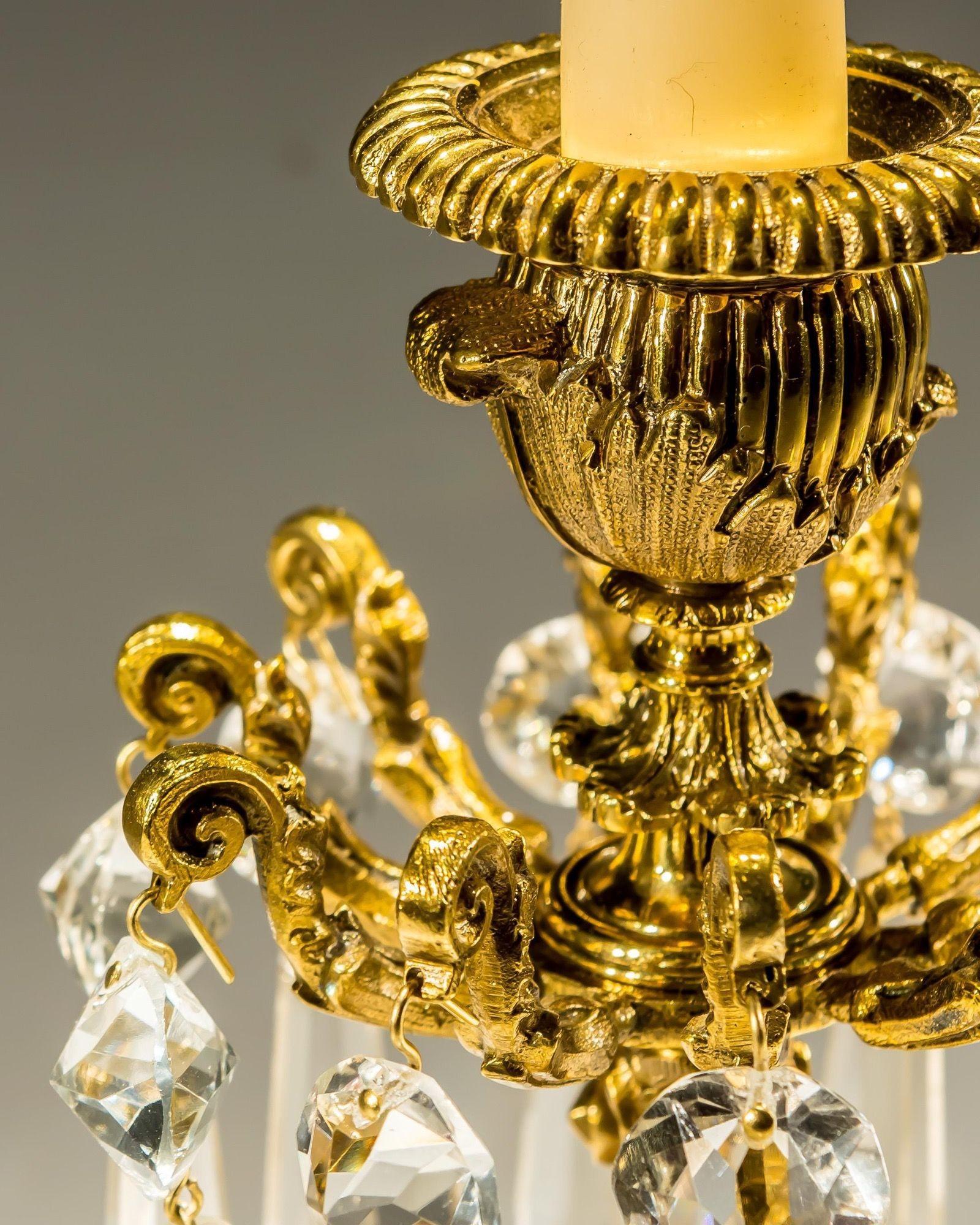 Paire de chandeliers dauphins en laque dorée Bon état - En vente à Steyning, West sussex