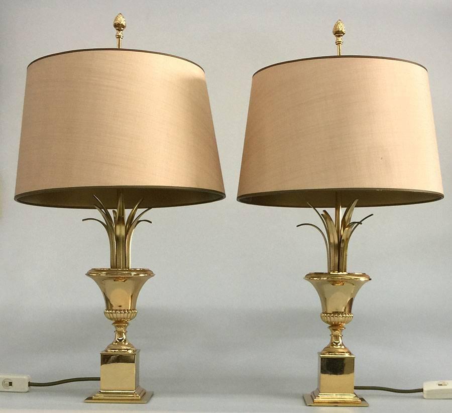 Pair of Gilt Metal Italian Side Table Lamps by Maison Charles, 1970s

A pair of gilt metal France side table lamps, 1970s, with two bulbs each lamp with a urn shaped body raised on a square base with leafs

In total 56 cm high
The shade is 25 cm