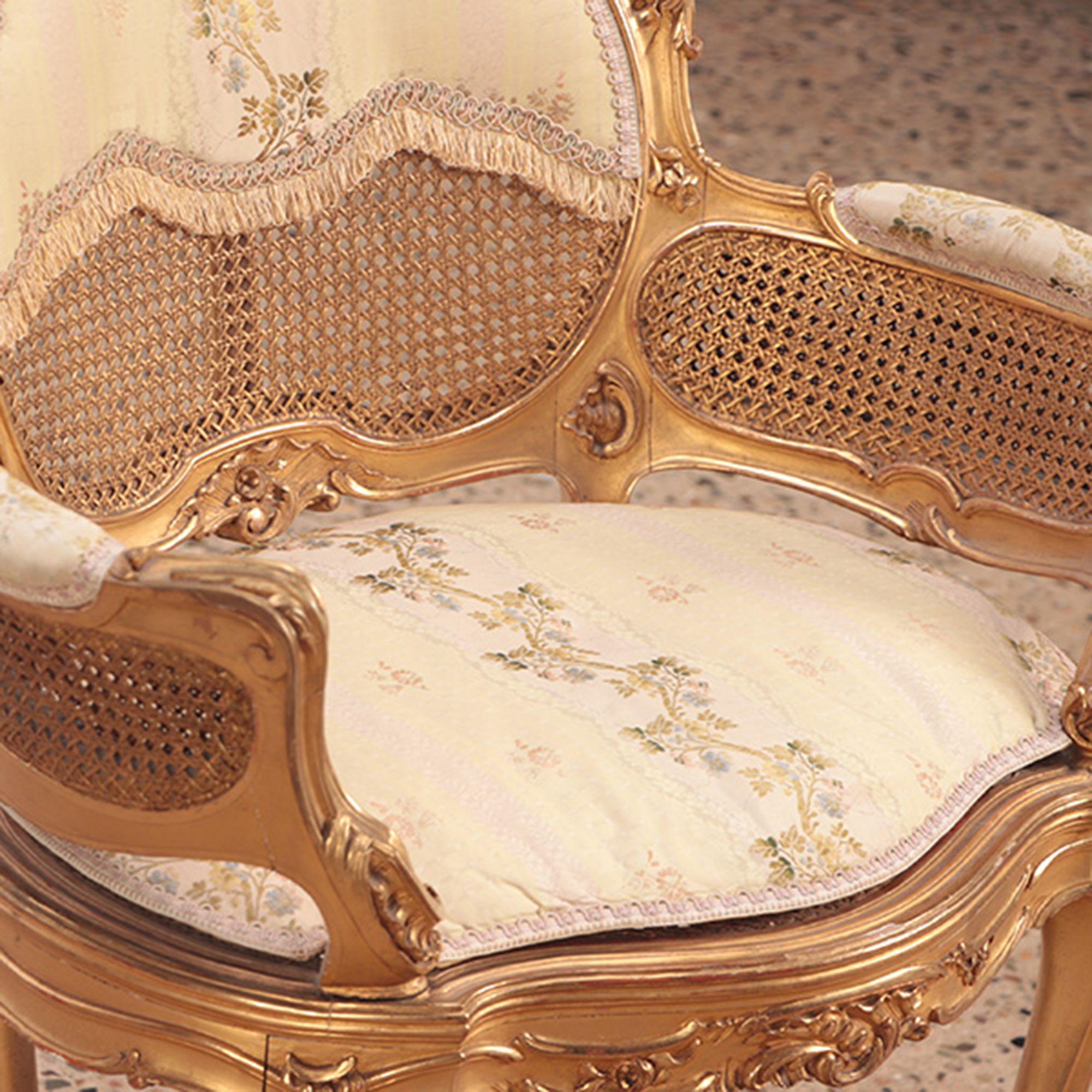Paire de chaises de bergère françaises de style Louis XV en bois doré et sculpté. Circa 1900  en vente 6
