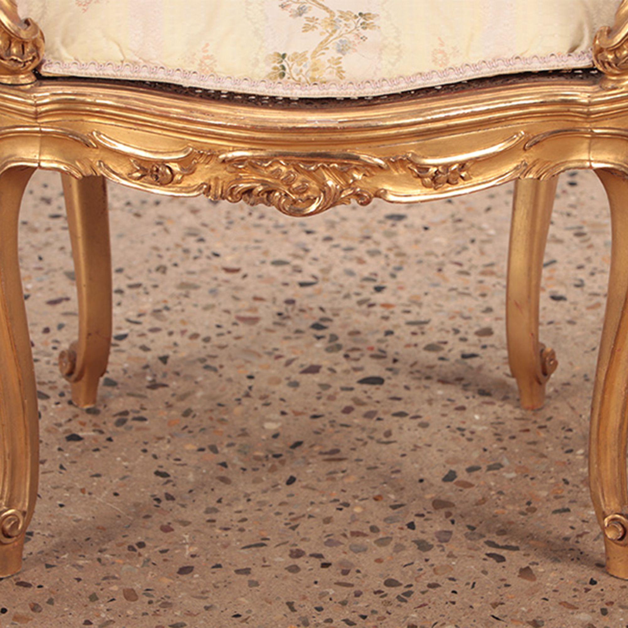 Paire de chaises de bergère françaises de style Louis XV en bois doré et sculpté. Circa 1900  en vente 7