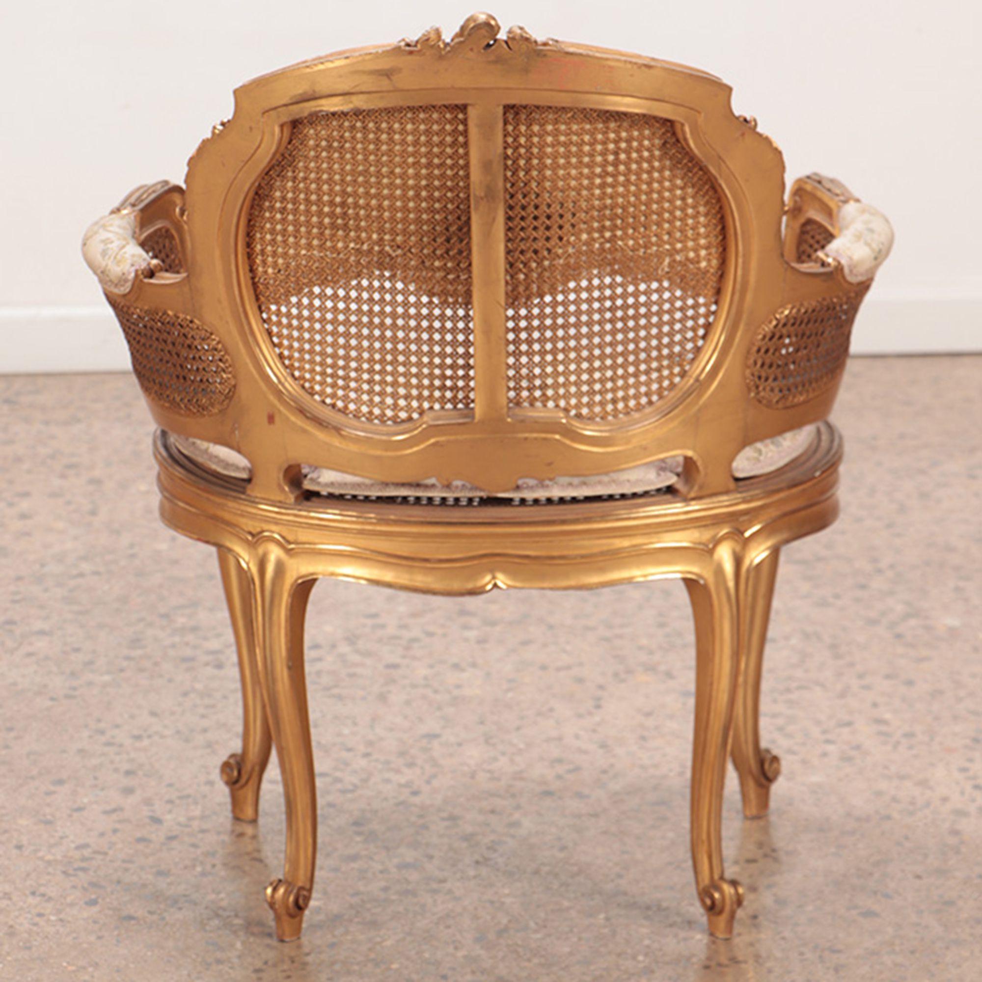Paire de chaises de bergère françaises de style Louis XV en bois doré et sculpté. Circa 1900  en vente 8