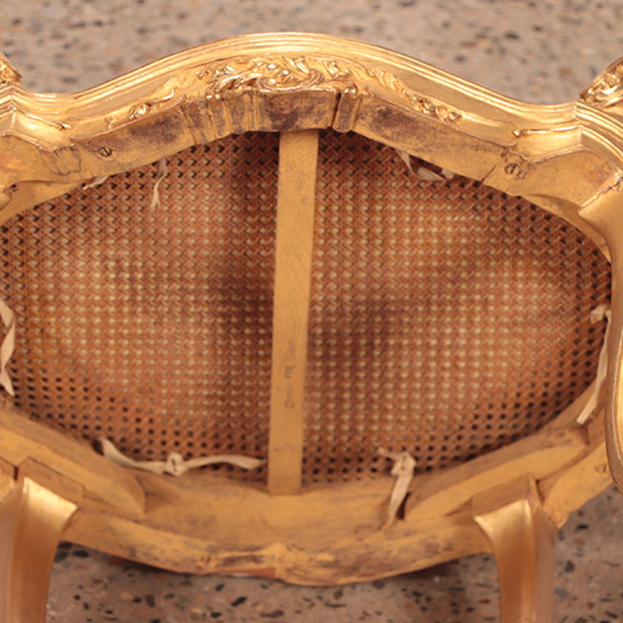 Paire de chaises de bergère françaises de style Louis XV en bois doré et sculpté. Circa 1900  en vente 9