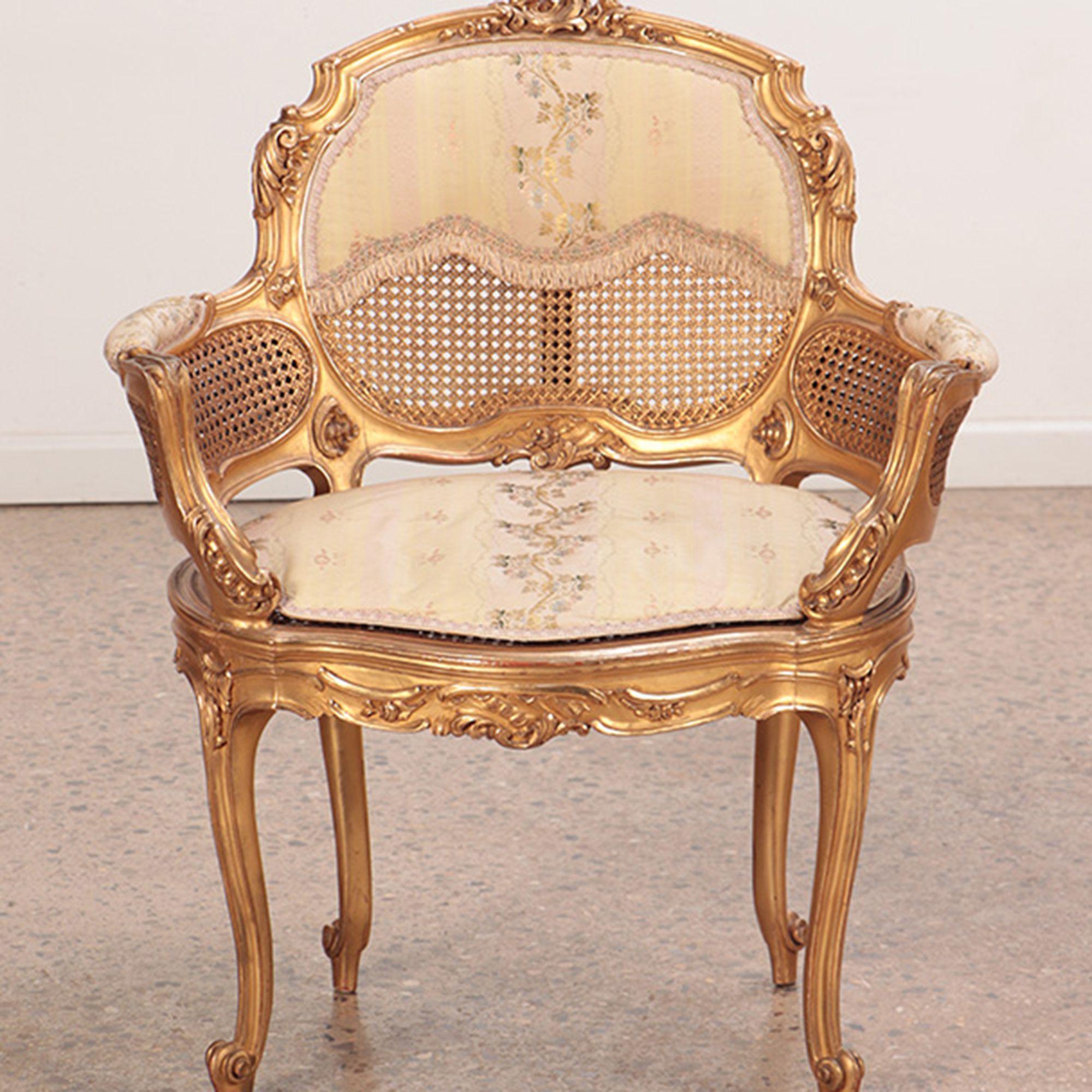 Français Paire de chaises de bergère françaises de style Louis XV en bois doré et sculpté. Circa 1900  en vente