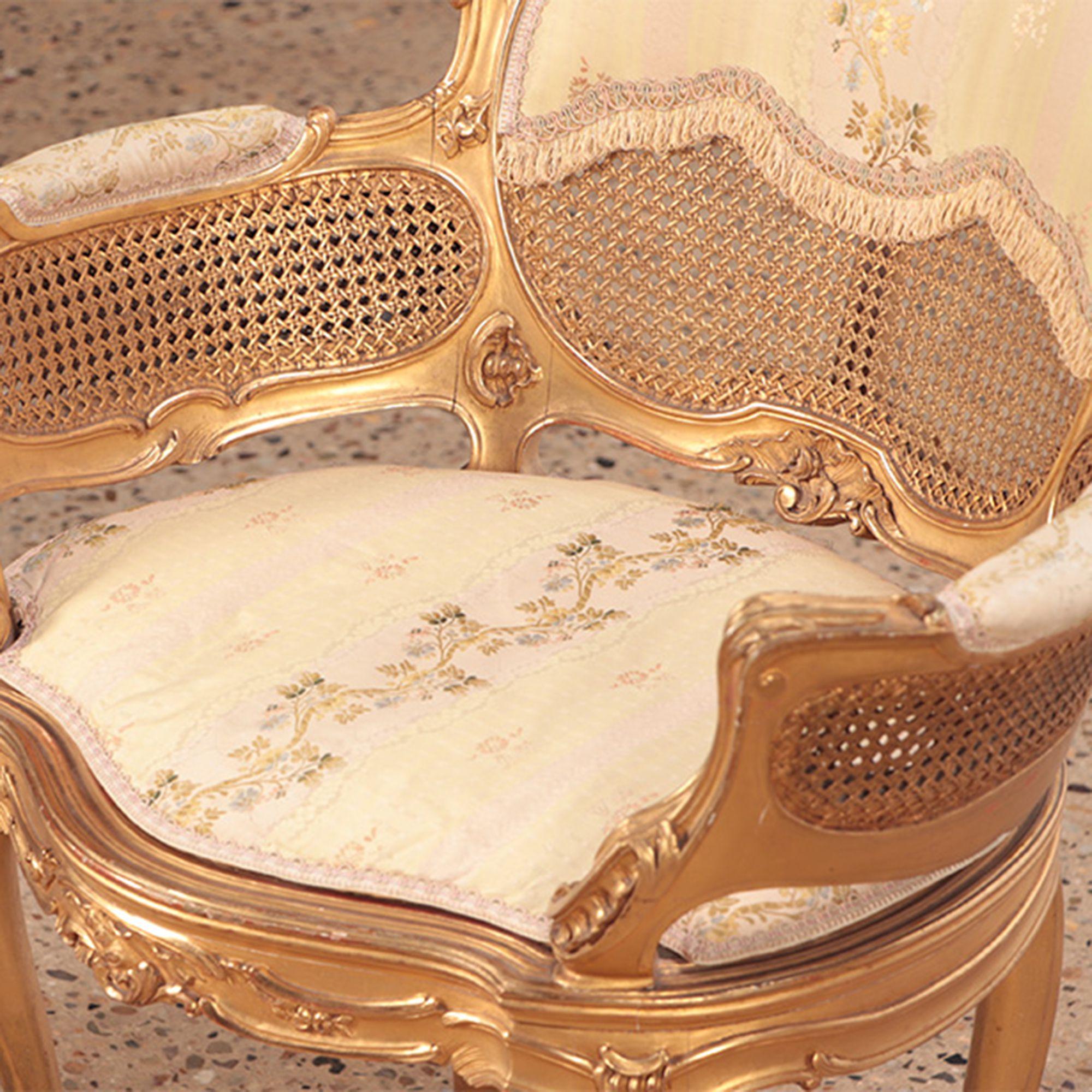 Début du 20ème siècle Paire de chaises de bergère françaises de style Louis XV en bois doré et sculpté. Circa 1900  en vente